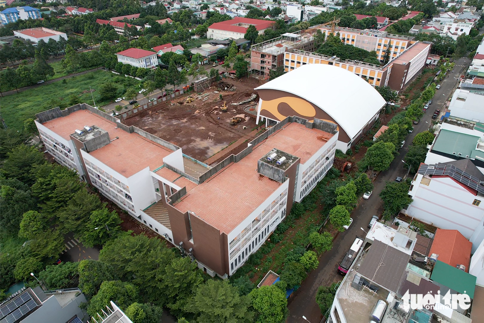 提议未获批准，学校修建围墙侵占人行道，居民不满