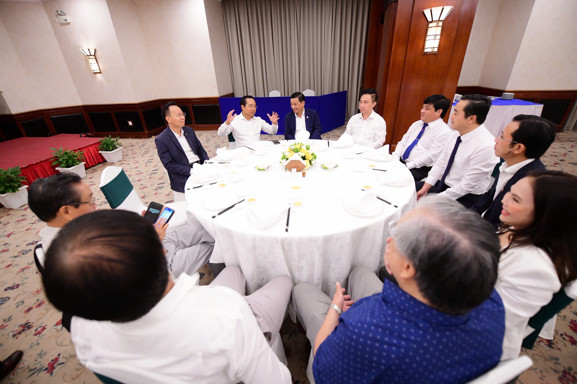 胡志明市人民委员会主席与专家共进早餐：期待“越南鸟群”与全球“雄鹰”并肩