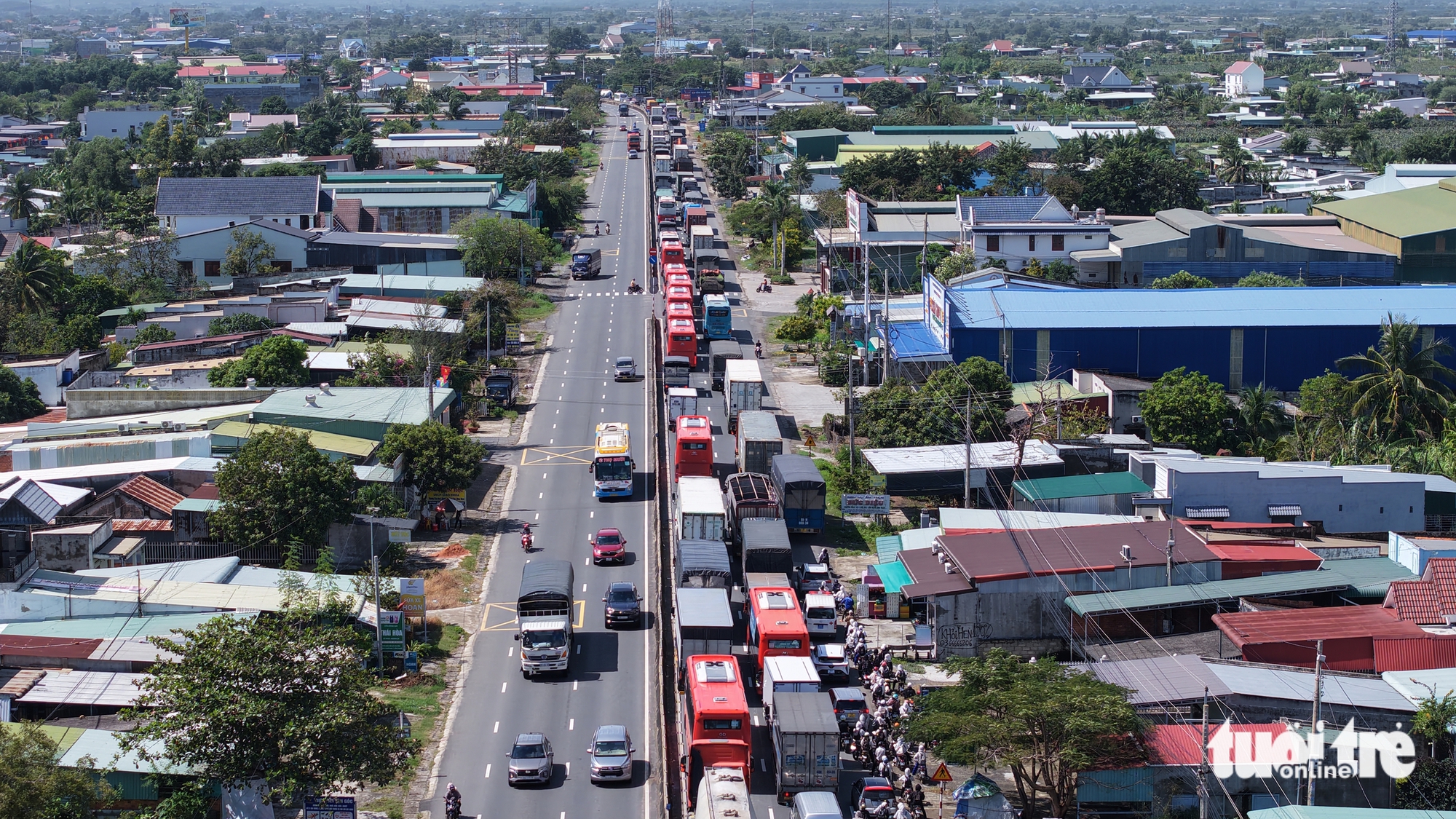潘切-油吉高速公路防淹泵在洪水中淹没的图像