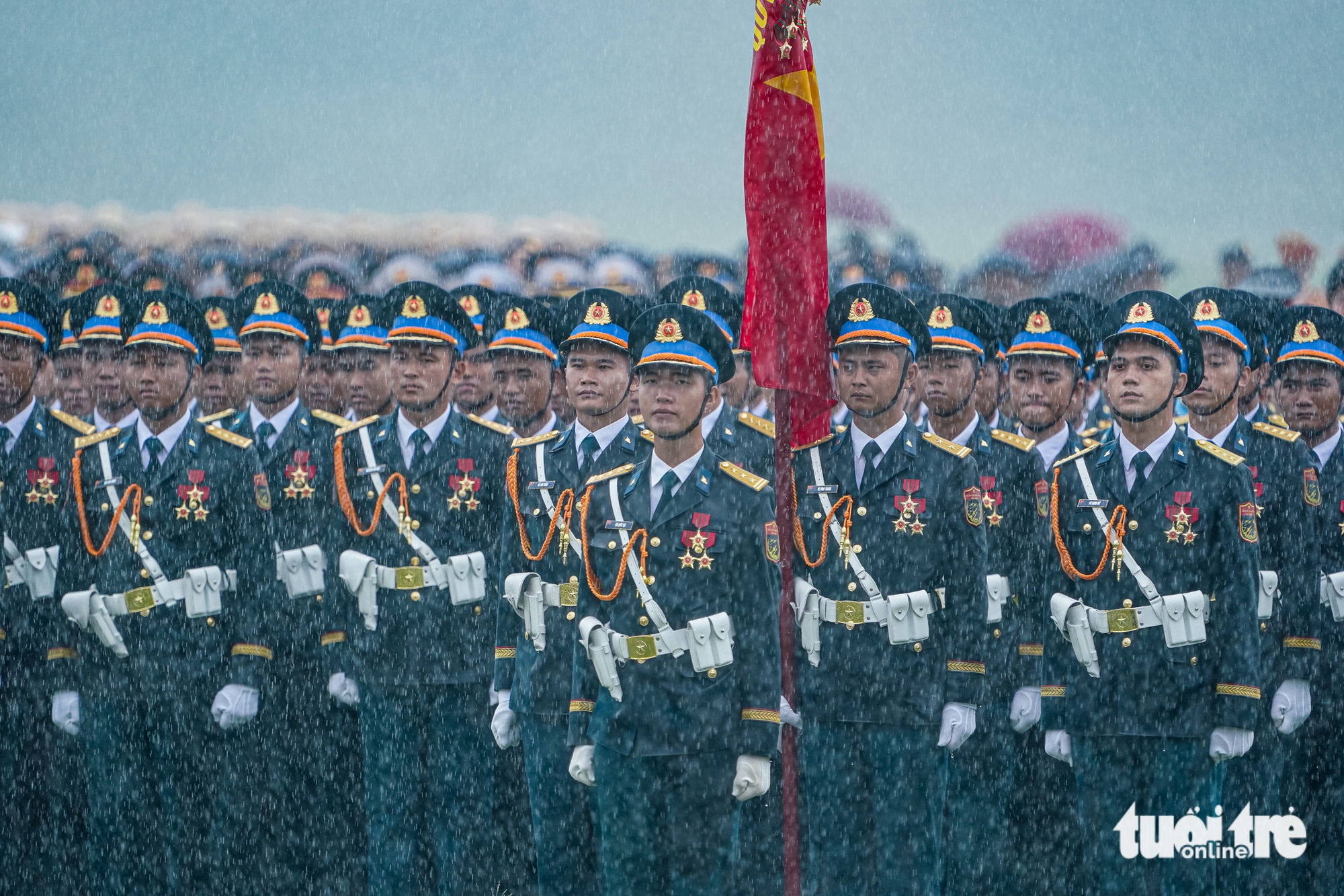 16,000名官兵在雨中参加阅兵总排练