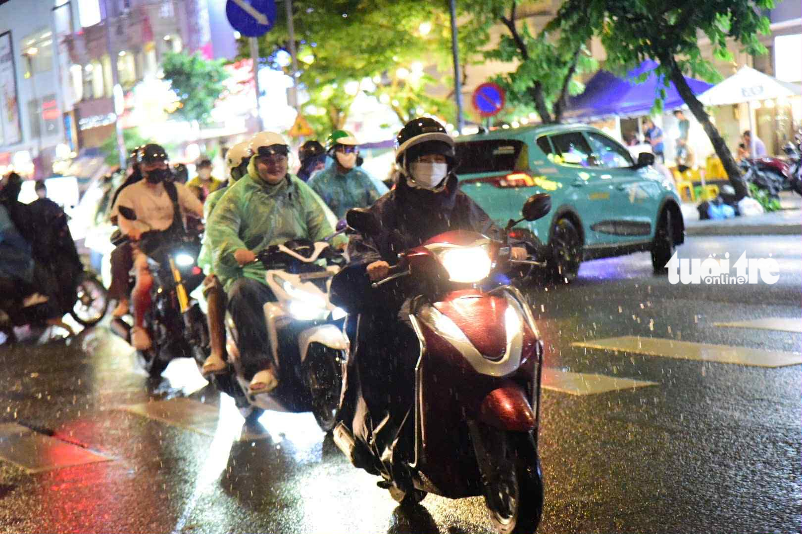 全天阳光强烈，晚上胡志明市暴雨60毫米伴随隆隆强风
