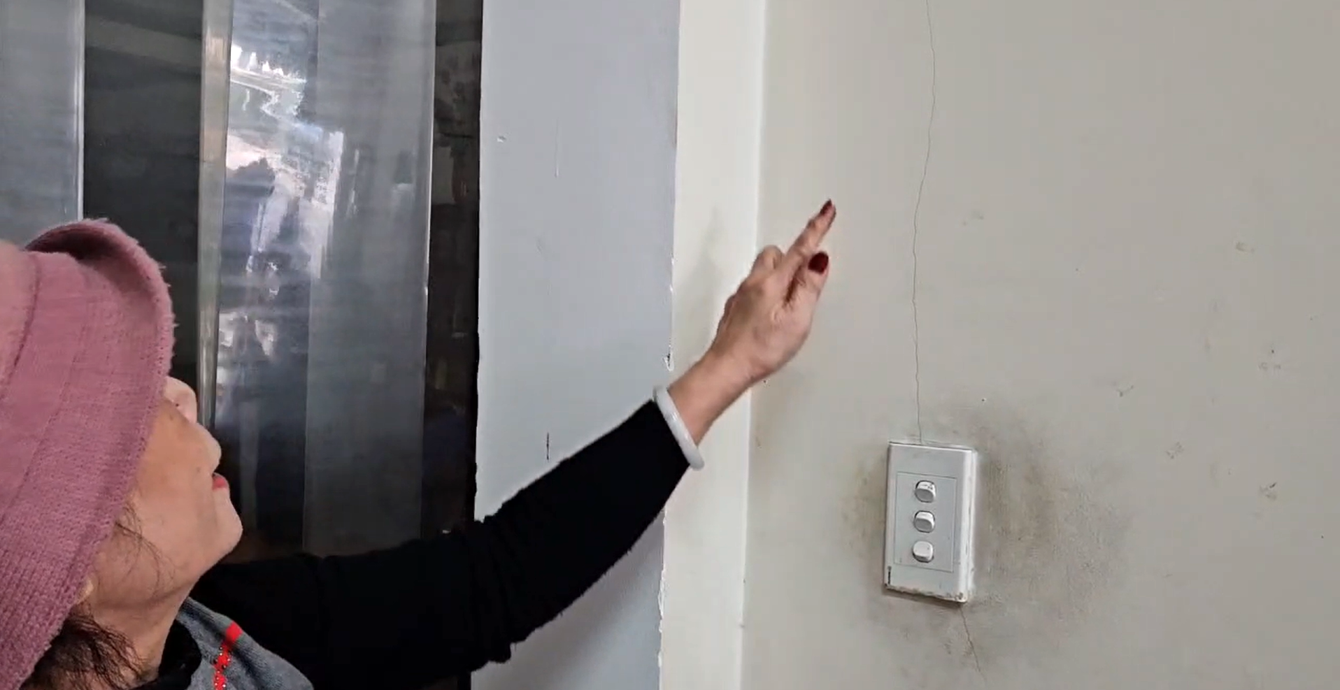 房屋开裂，岘港‘死亡之坑’附近居民担忧