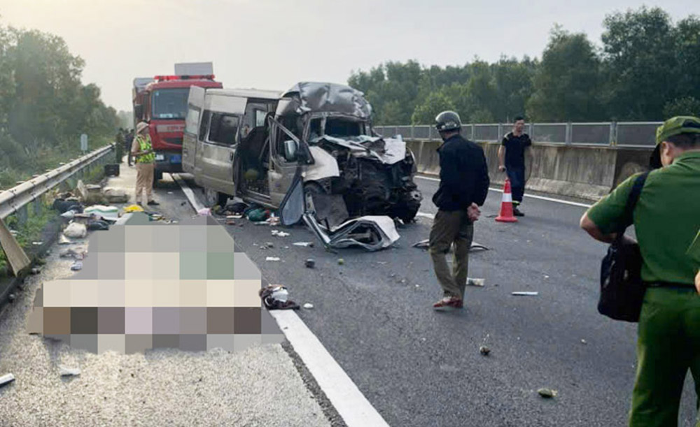 高速公路上客车与牵引车发生严重事故，3人死亡，多人受伤