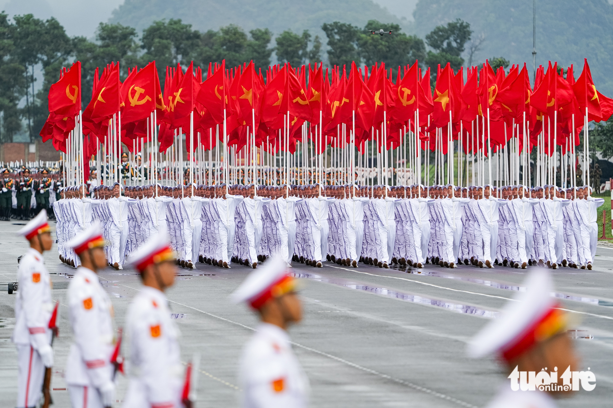 16,000名官兵在雨中参加阅兵总排练