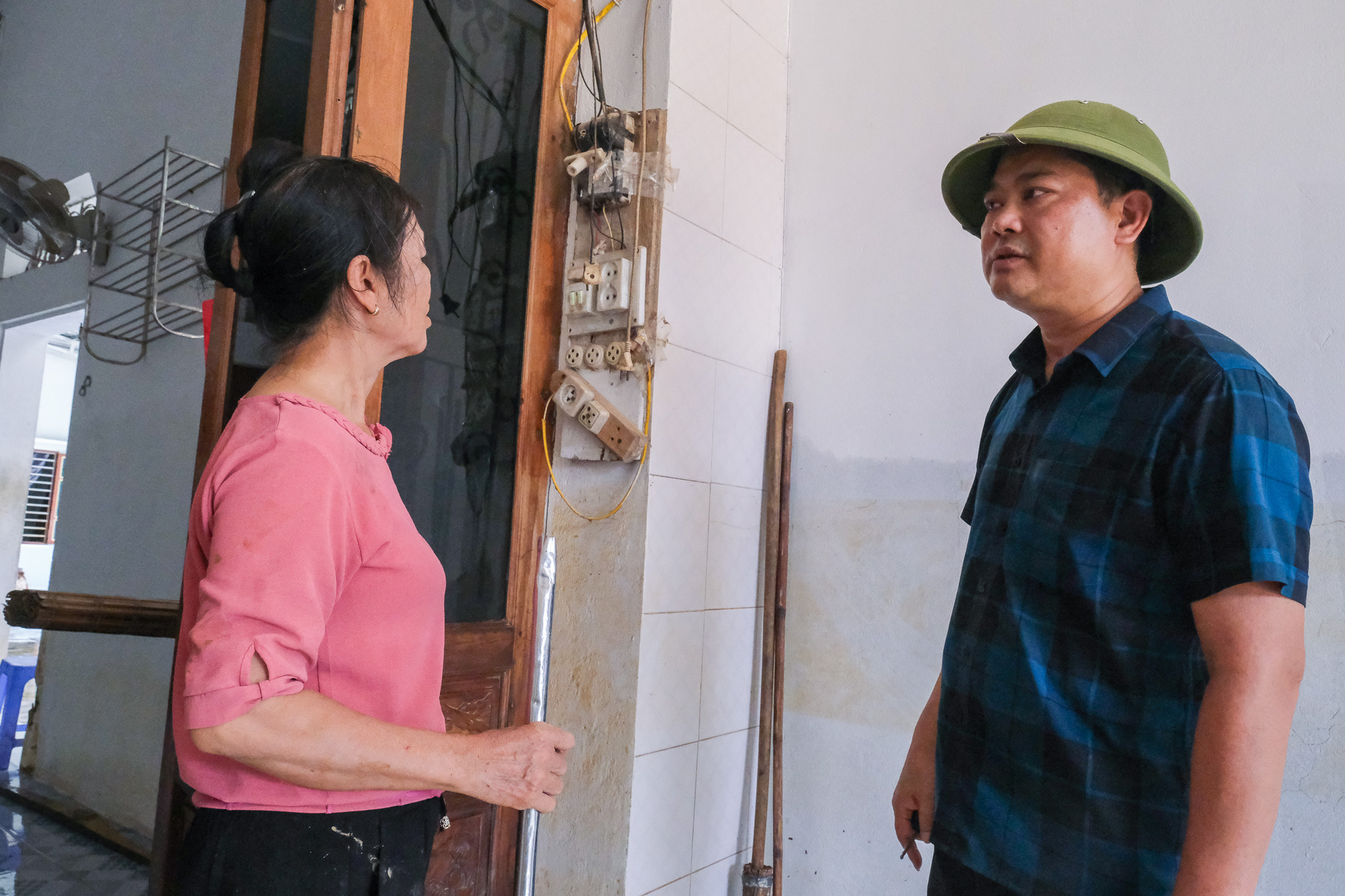 北宁历史性洪水过后，工业区灯火通明，居民齐心协力清理家园
