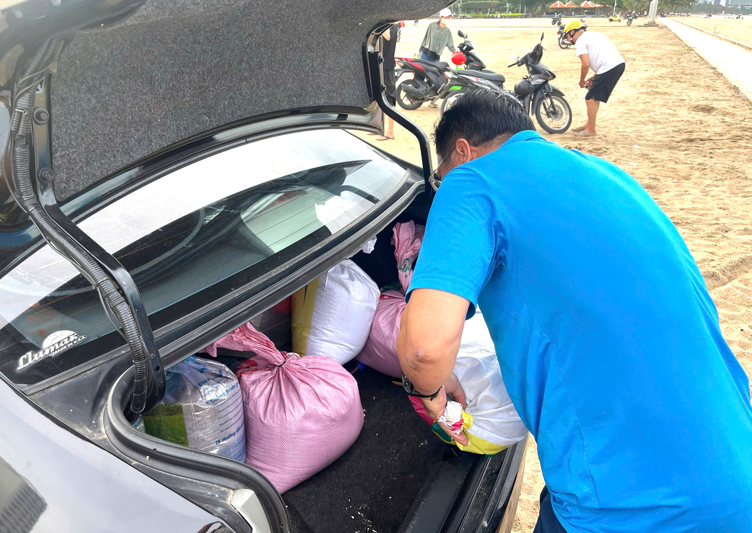 芽庄市民涌向海滩挖沙回家抵御台风Kalmaegi