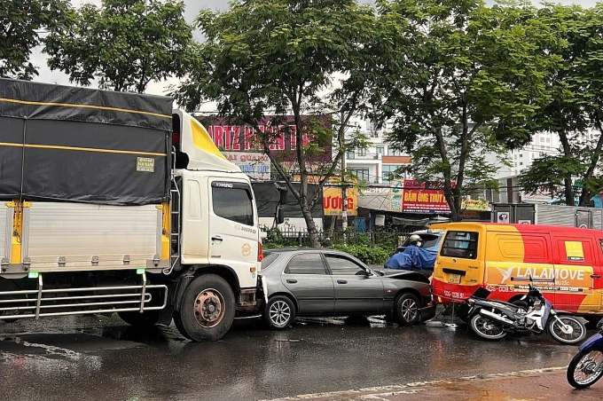 胡志明市入口处五车连环相撞，两人死亡