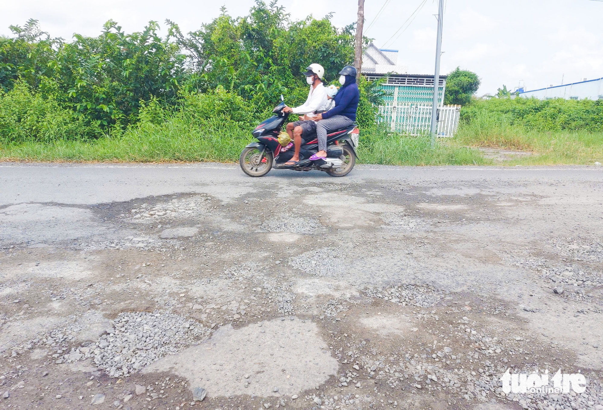 亚洲公路破损严重，民众艰难填补坑洼以便车辆通行