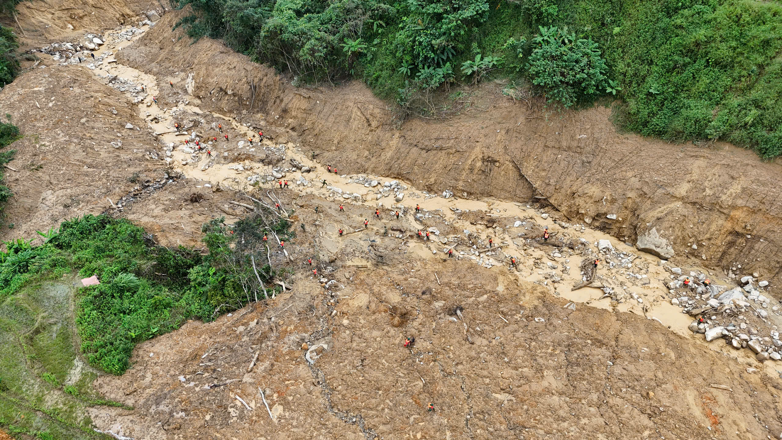 中部地区部队在一个月内两次帮助民众渡过特大洪水