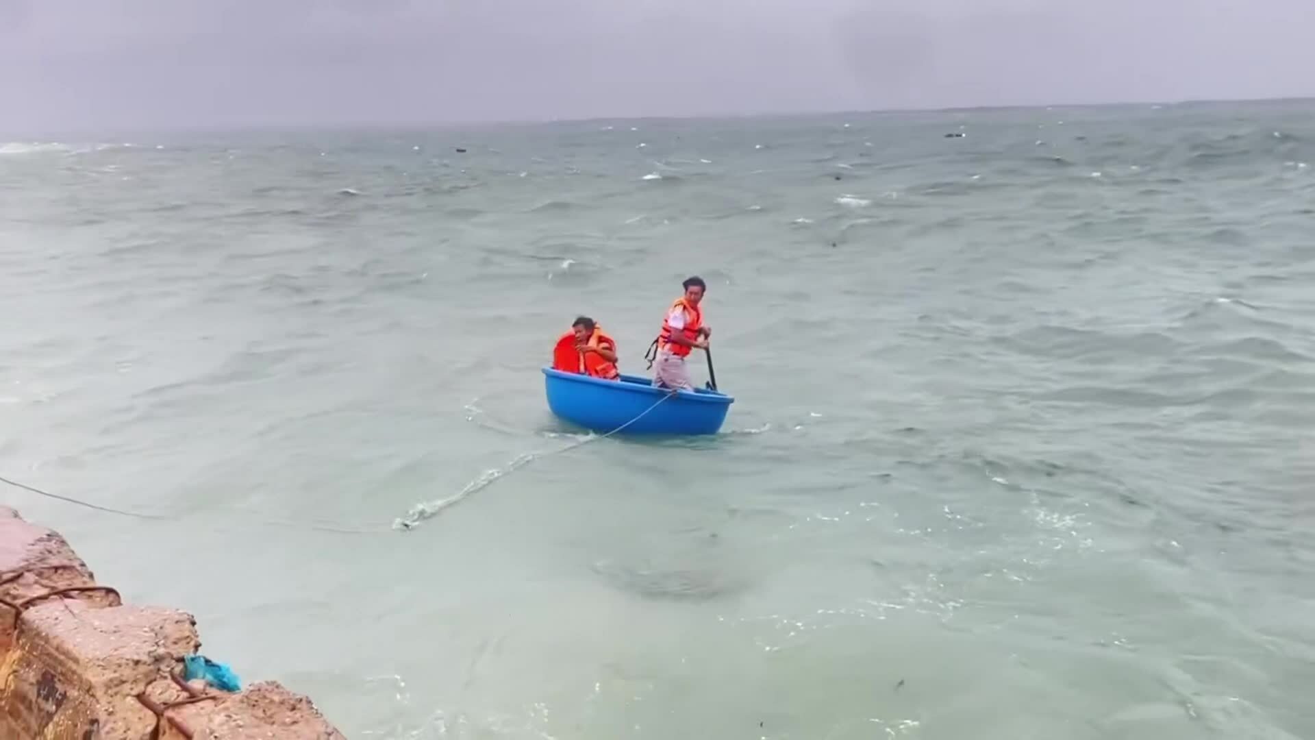 两名李山岛民在海上漂流50小时获颁勇敢勋章