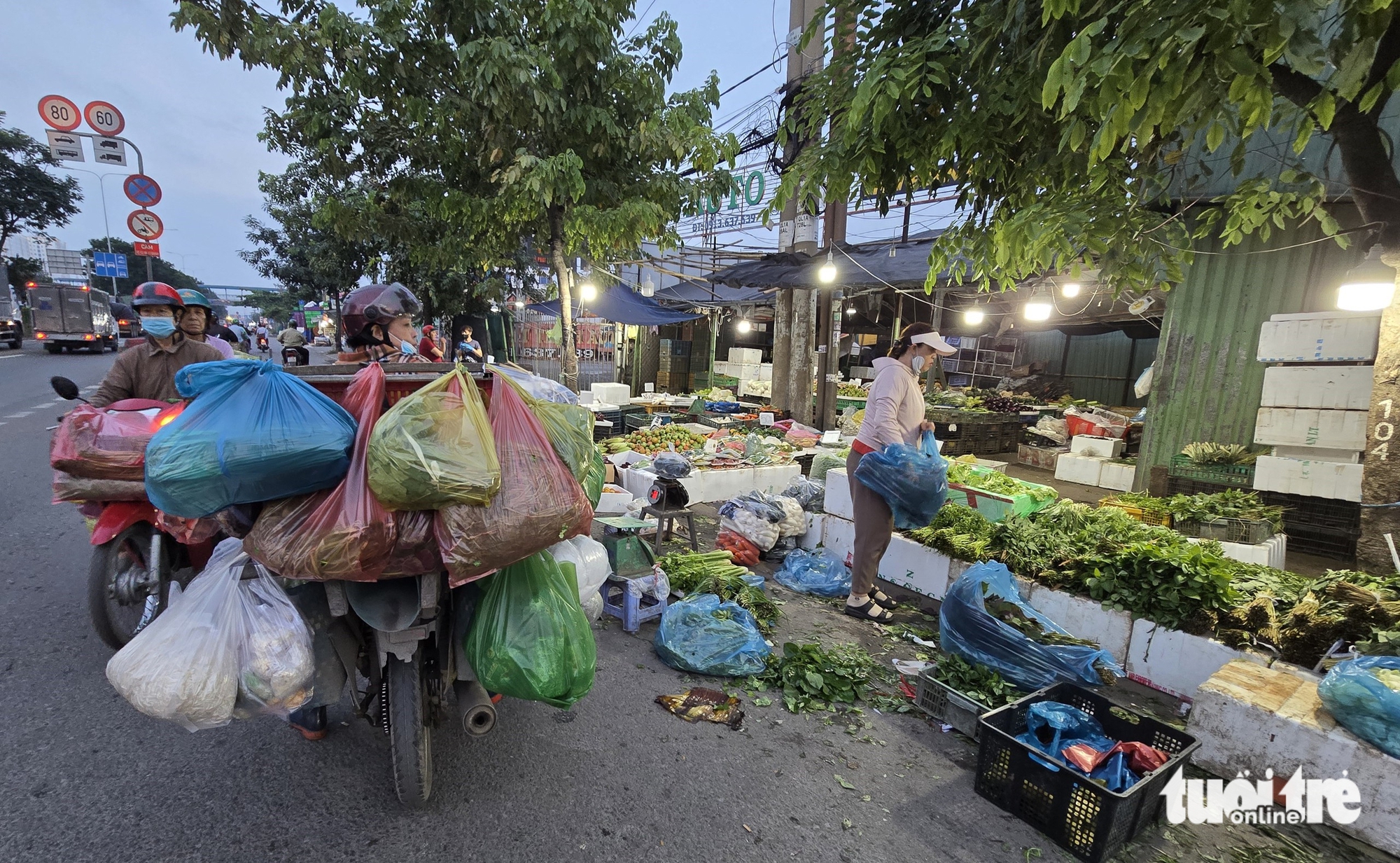 胡志明市摩托车排队逆行，多条道路成为违规者的专用车道
