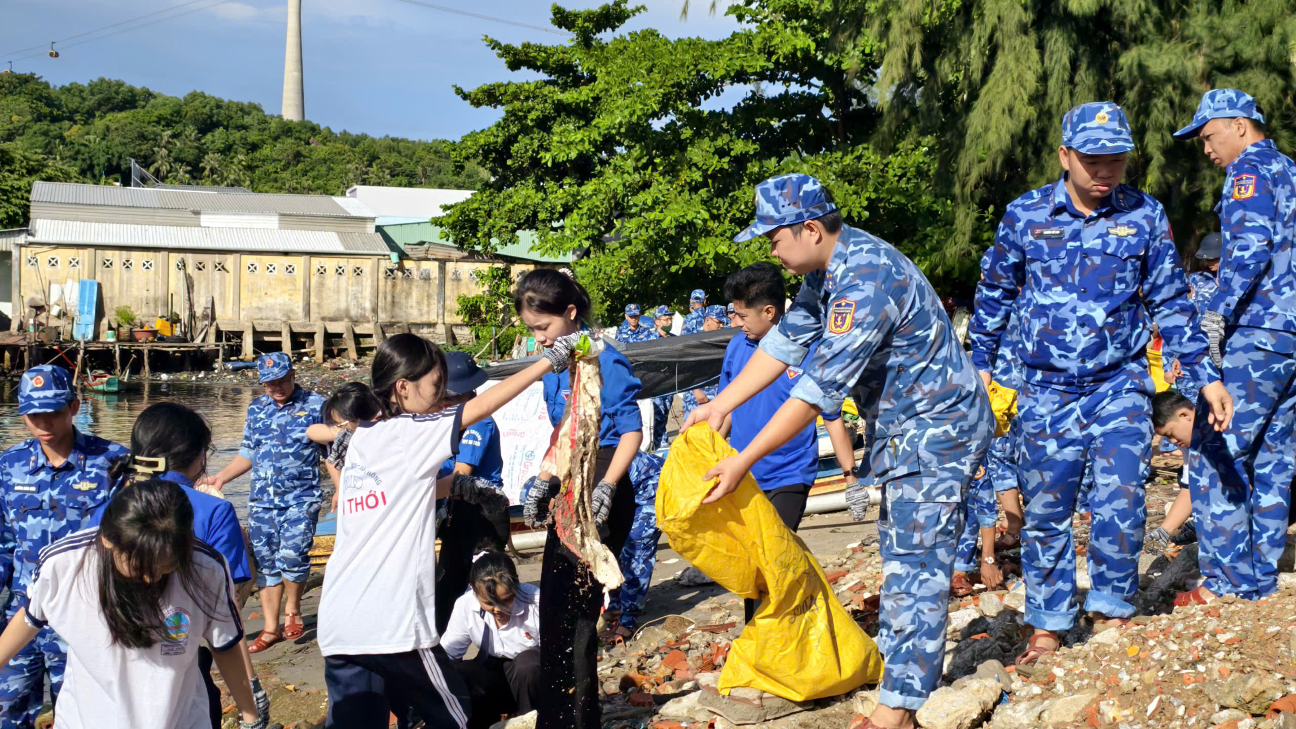 在富国岛海域收集约1吨塑料垃圾