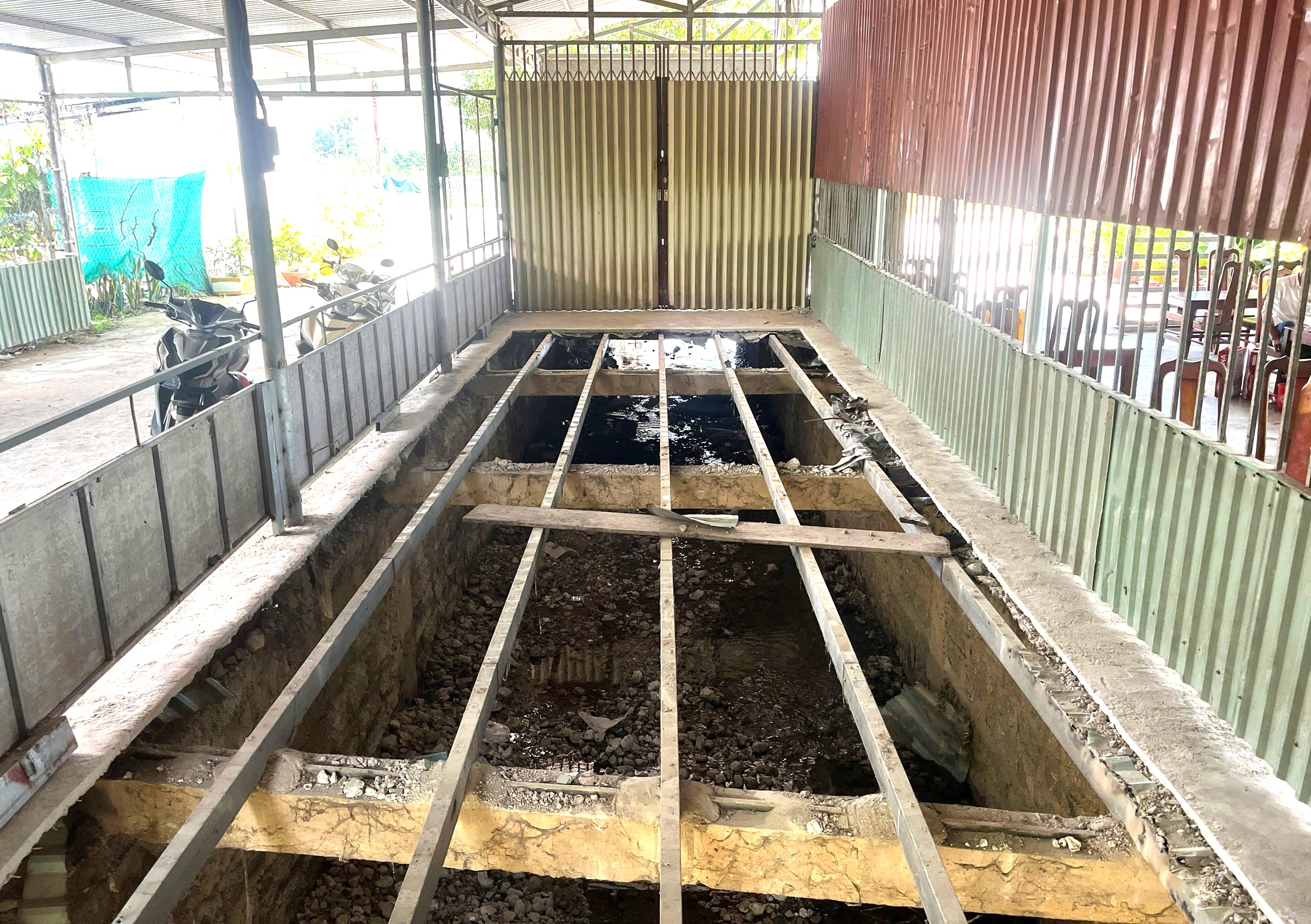 在排水道上安装混凝土板以建造预制房屋进行贸易