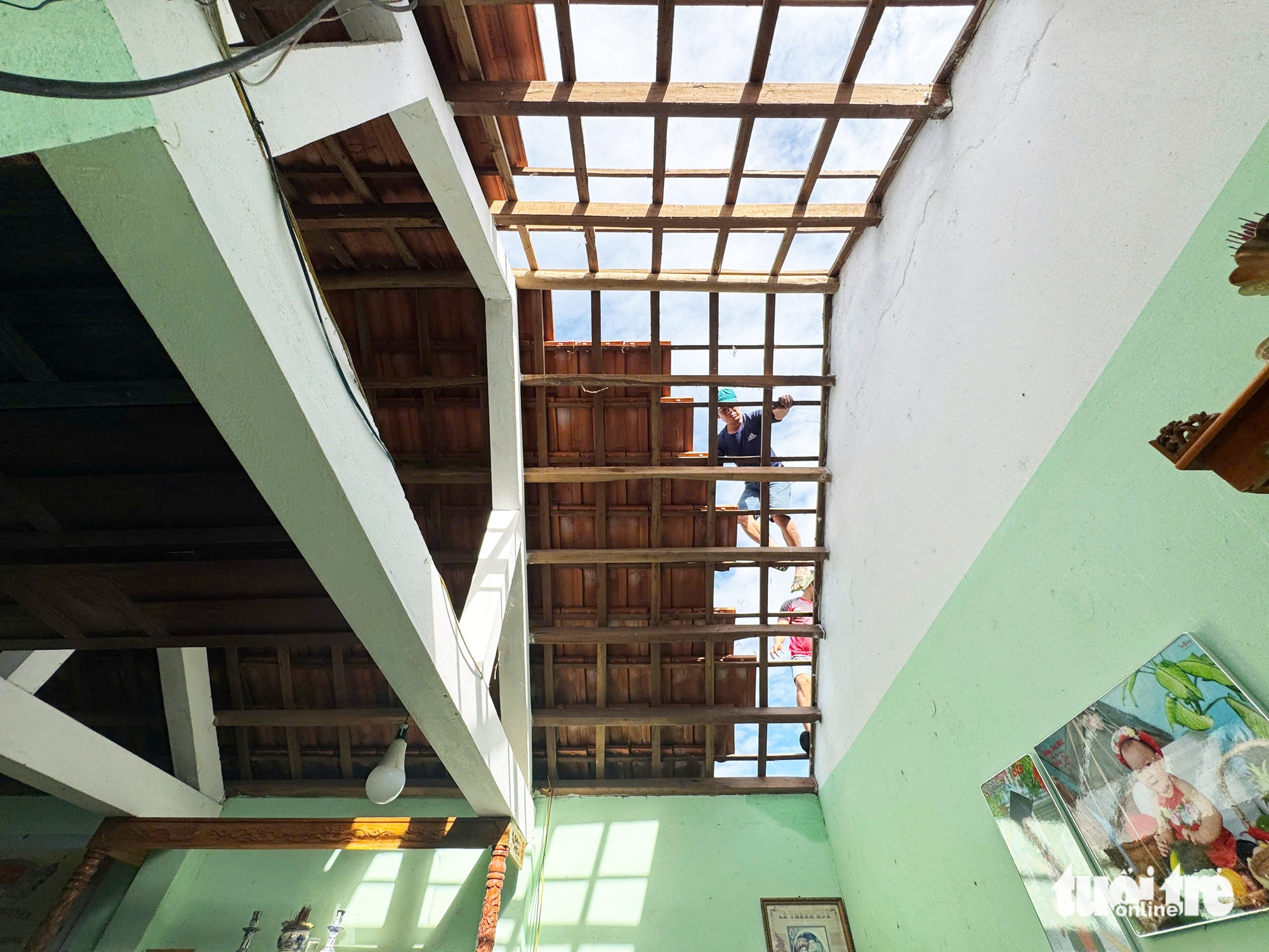 恐怖龙卷风夜间横扫岘港数十户民宅