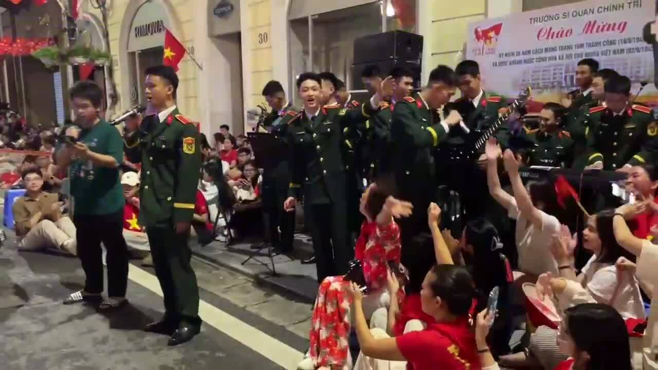军人和车辆在雨夜返回巴亭