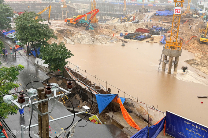 岘港出现死亡坑区域暂停施工