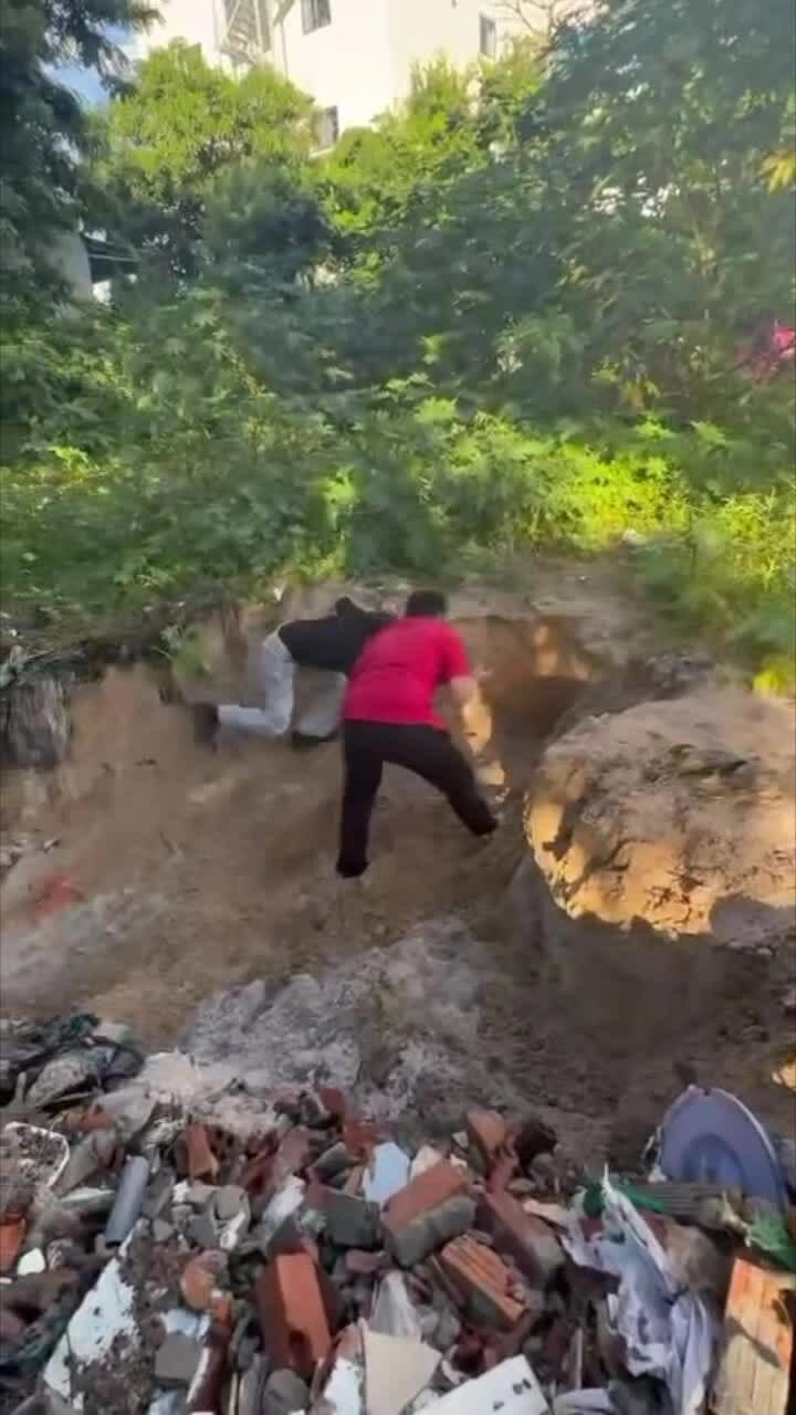 司机和游客在昆岛救出被沙子掩埋的男孩