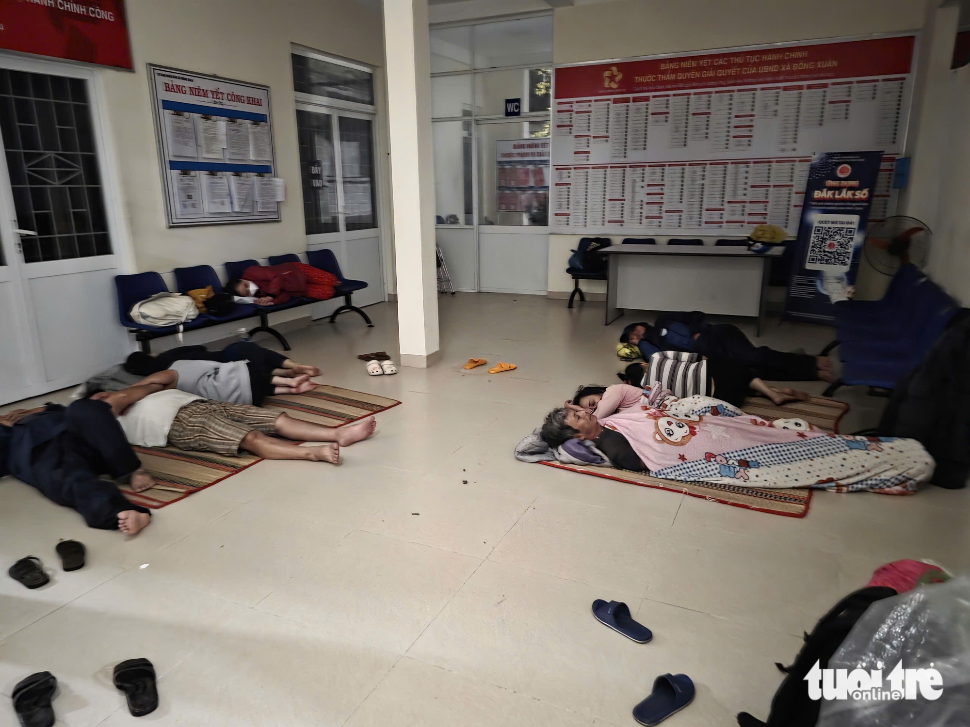 刚过去的台风，洪水淹没屋顶，民众措手不及