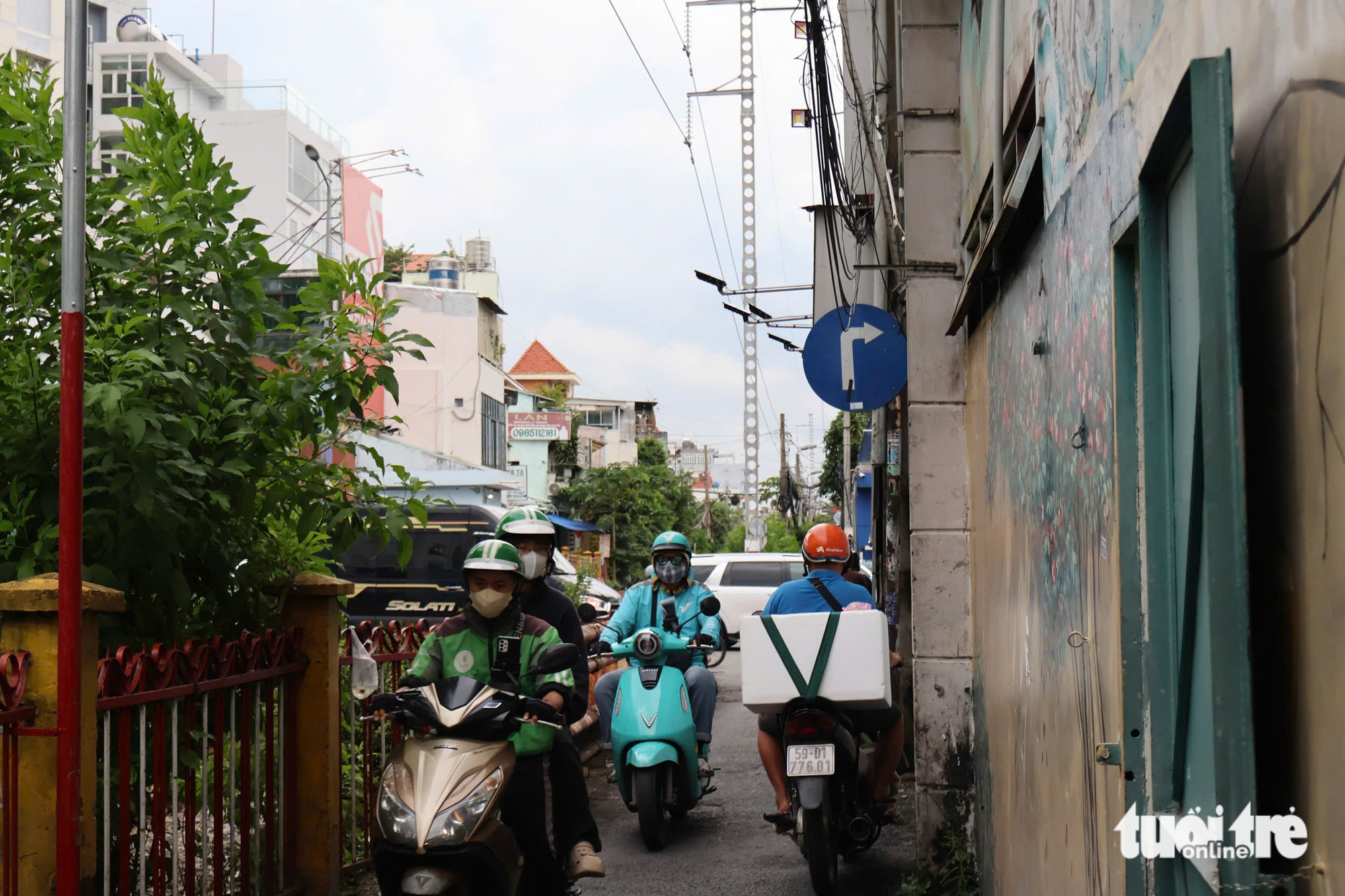 明知危险却仍横穿铁路，只因……方便