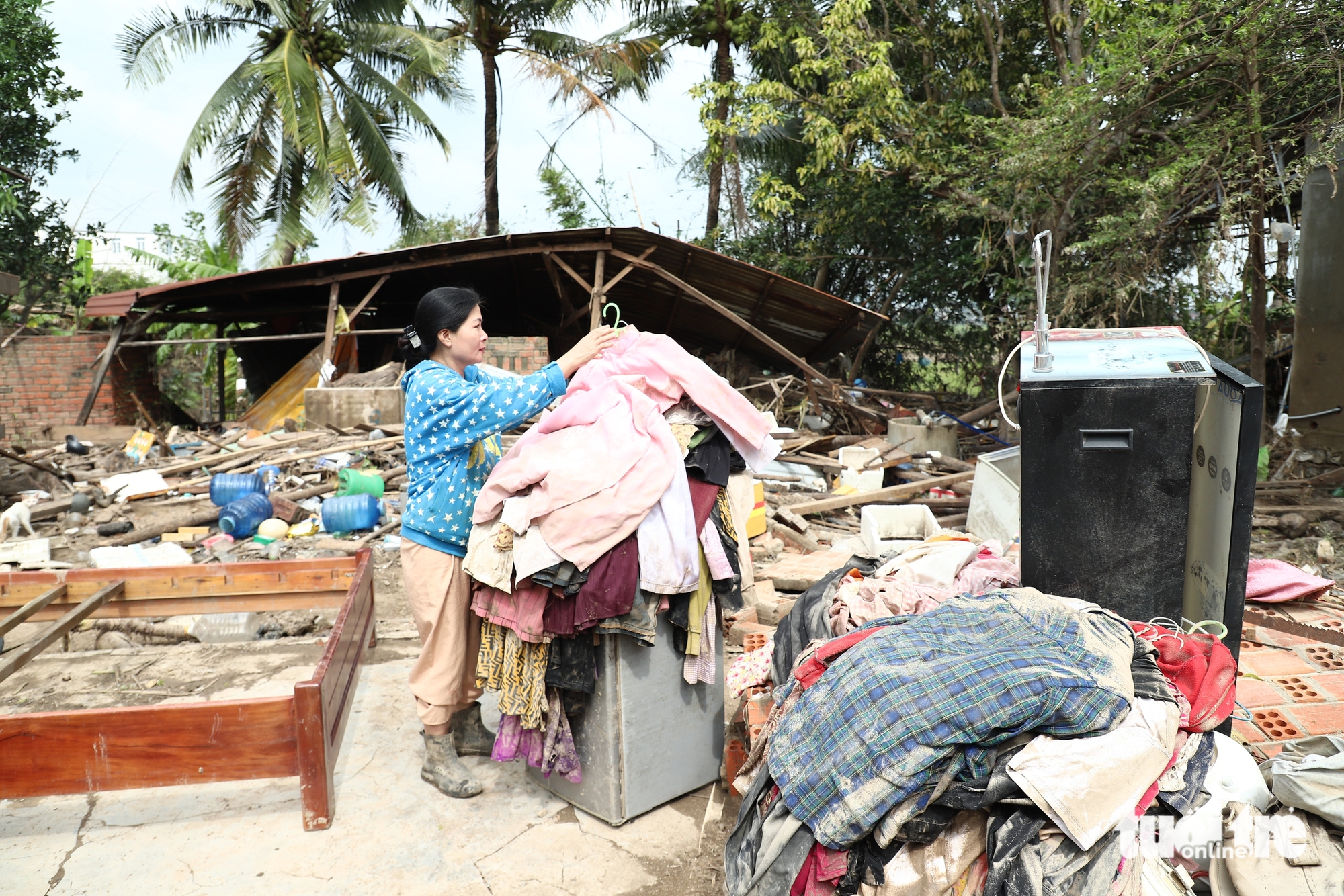 巴河洪水泛滥，白田村一片狼藉