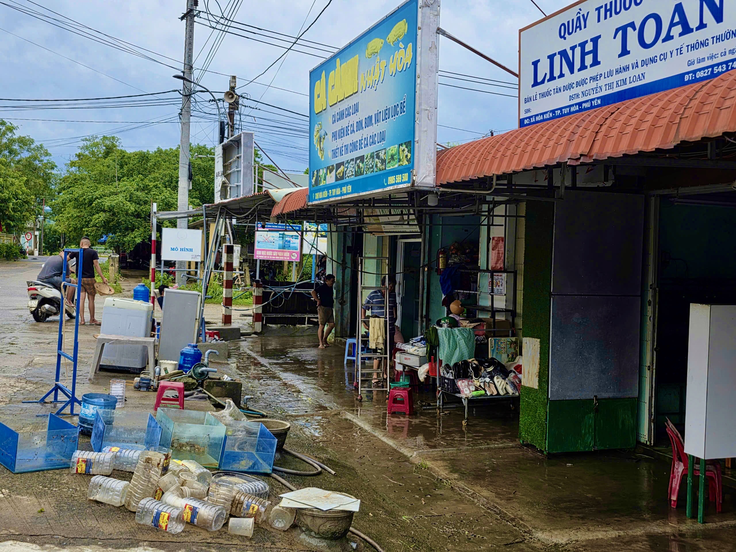 大雨，洪水汹涌而来，去市场的人逃跑，小贩来不及反应
