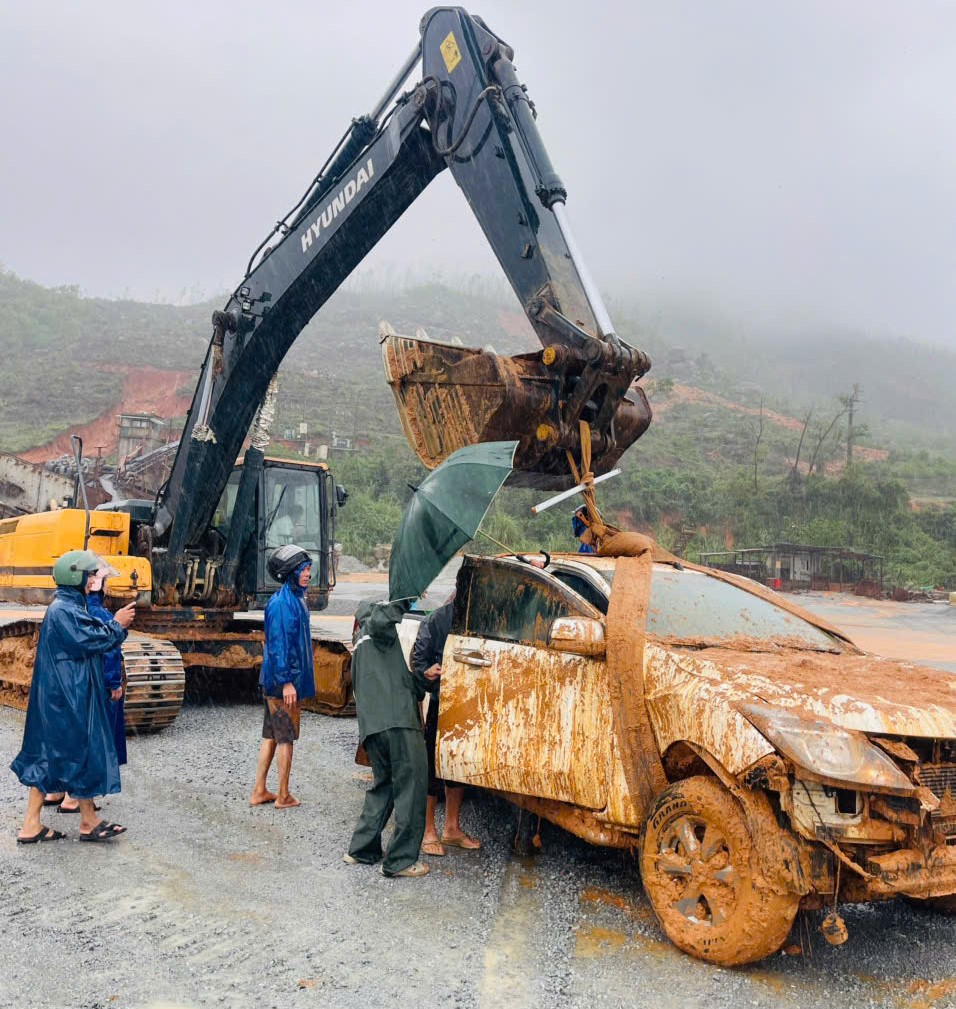河静省：山体滑坡导致民房倒塌；数千房屋被深淹，一人被洪水冲走