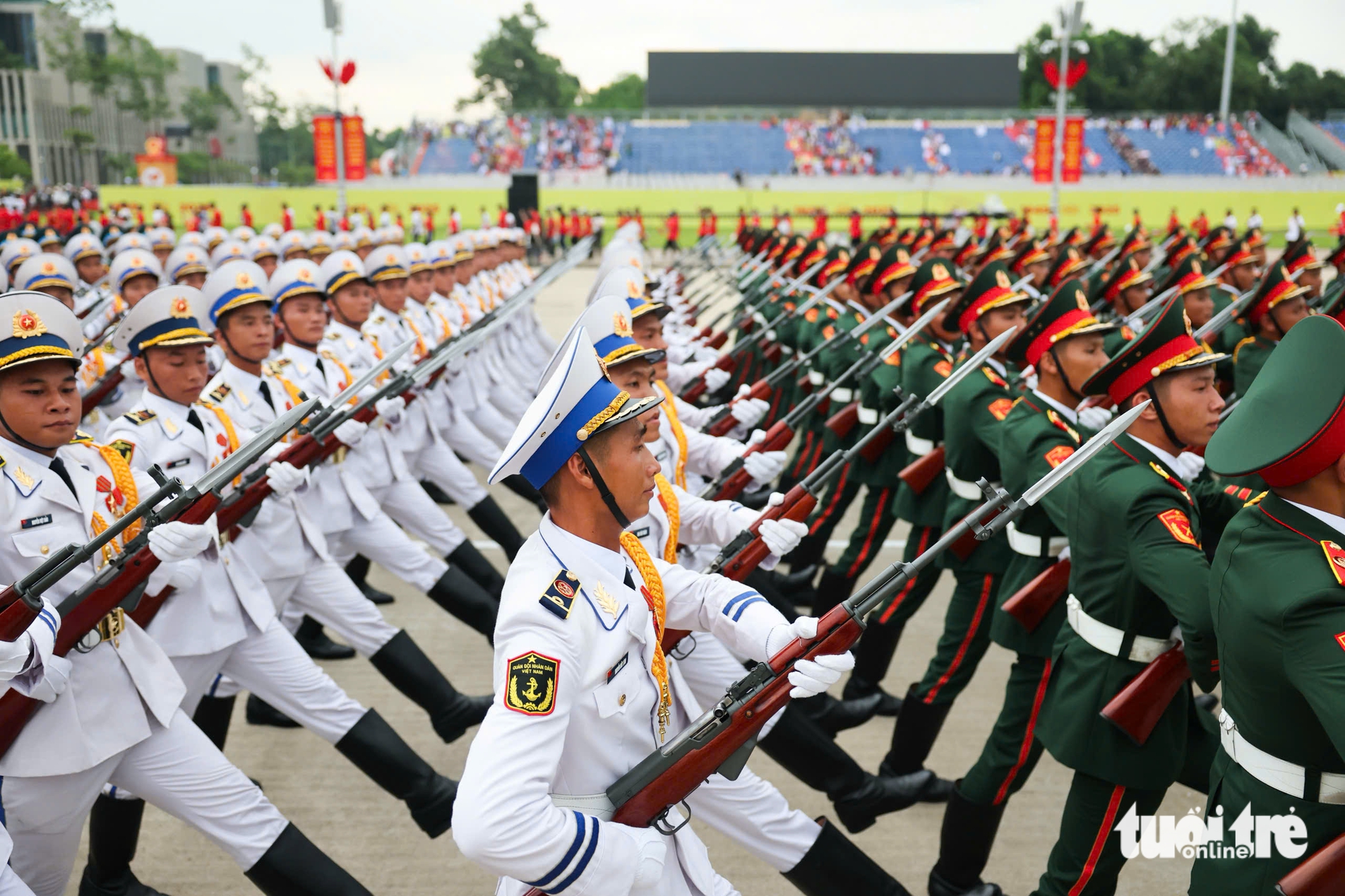 美亭体育场鸣炮，开启阅兵游行合练序幕