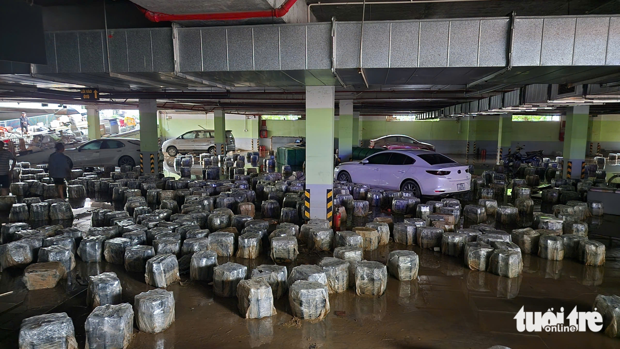 顺化历史性洪水中数千辆汽车和摩托车被淹、短路起火