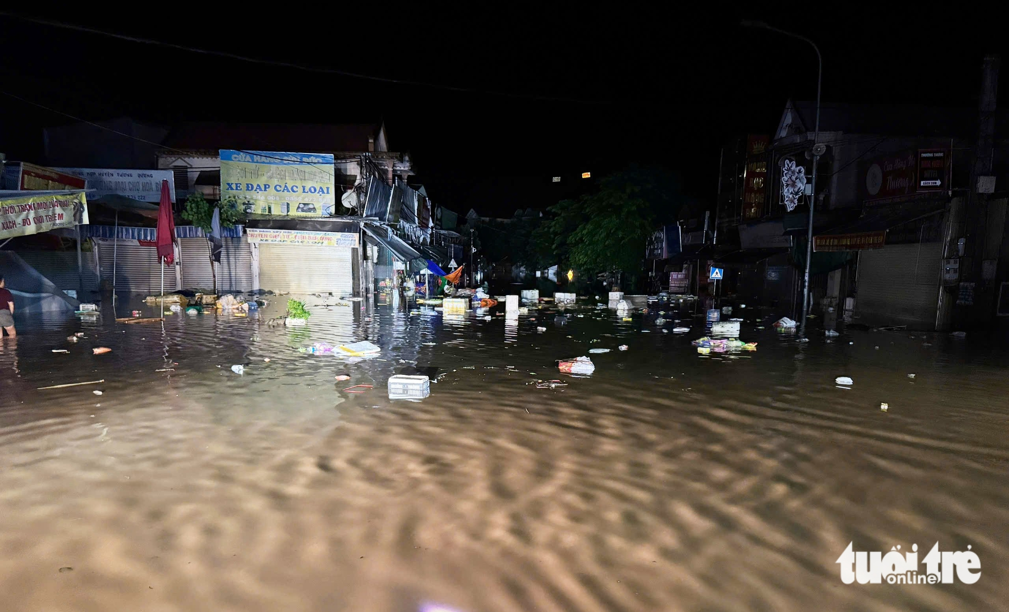 因暴雨洪水，义安省多个乡镇被淹，夜间疏散居民