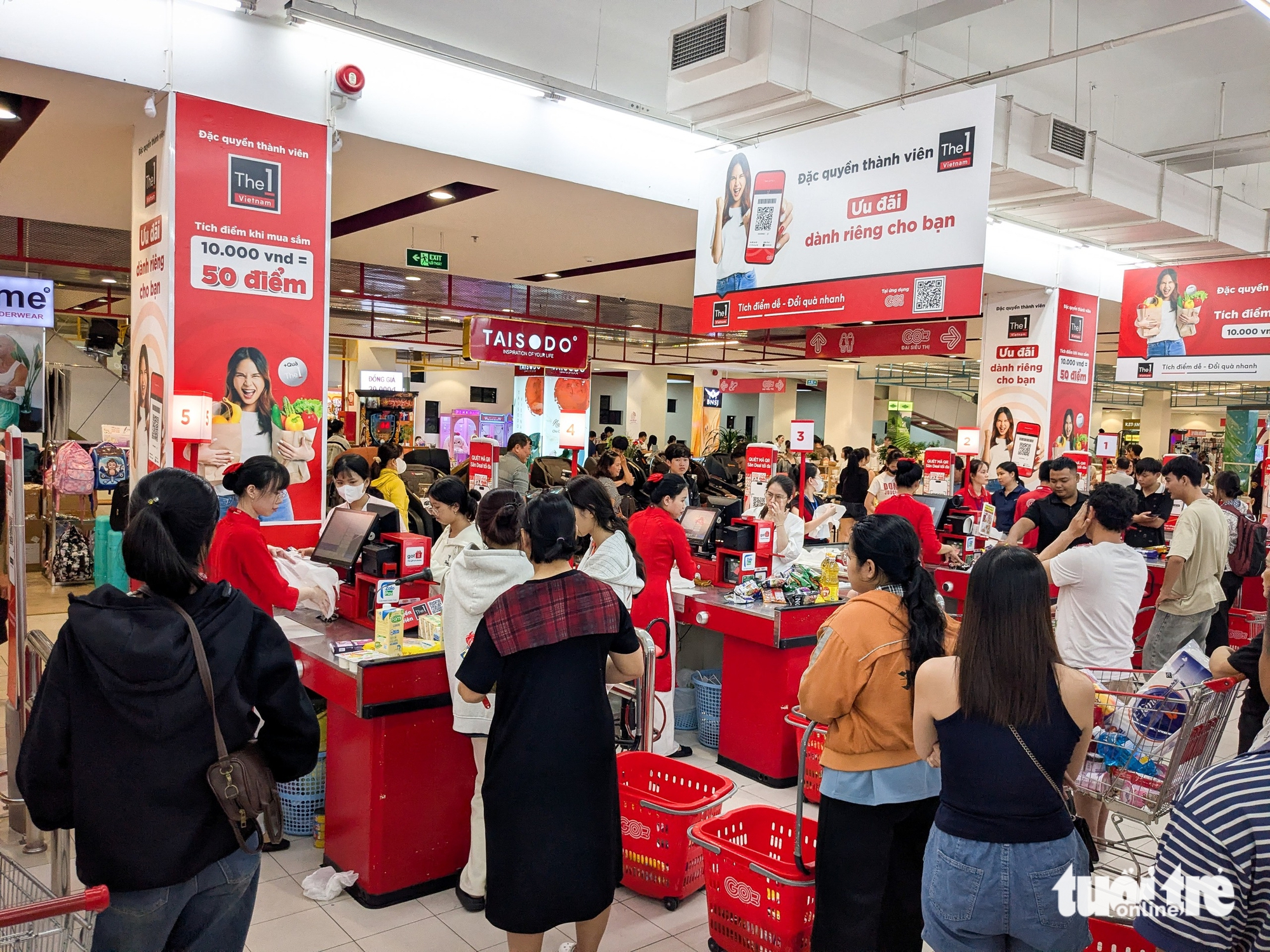 归仁市民涌向超市购买食品以躲避台风卡尔梅吉