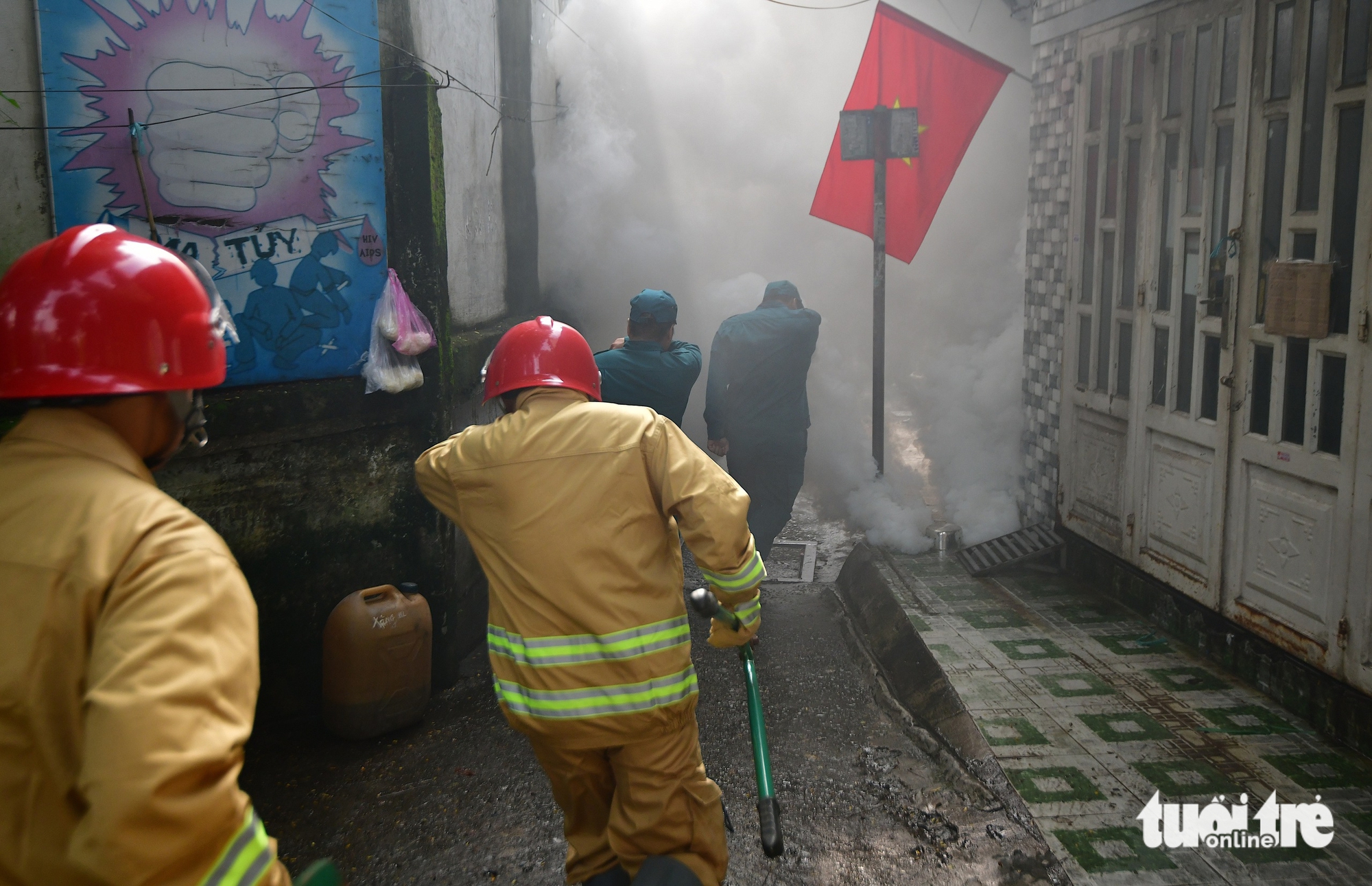 春和坊进行消防演练，指导居民在封闭场所逃生