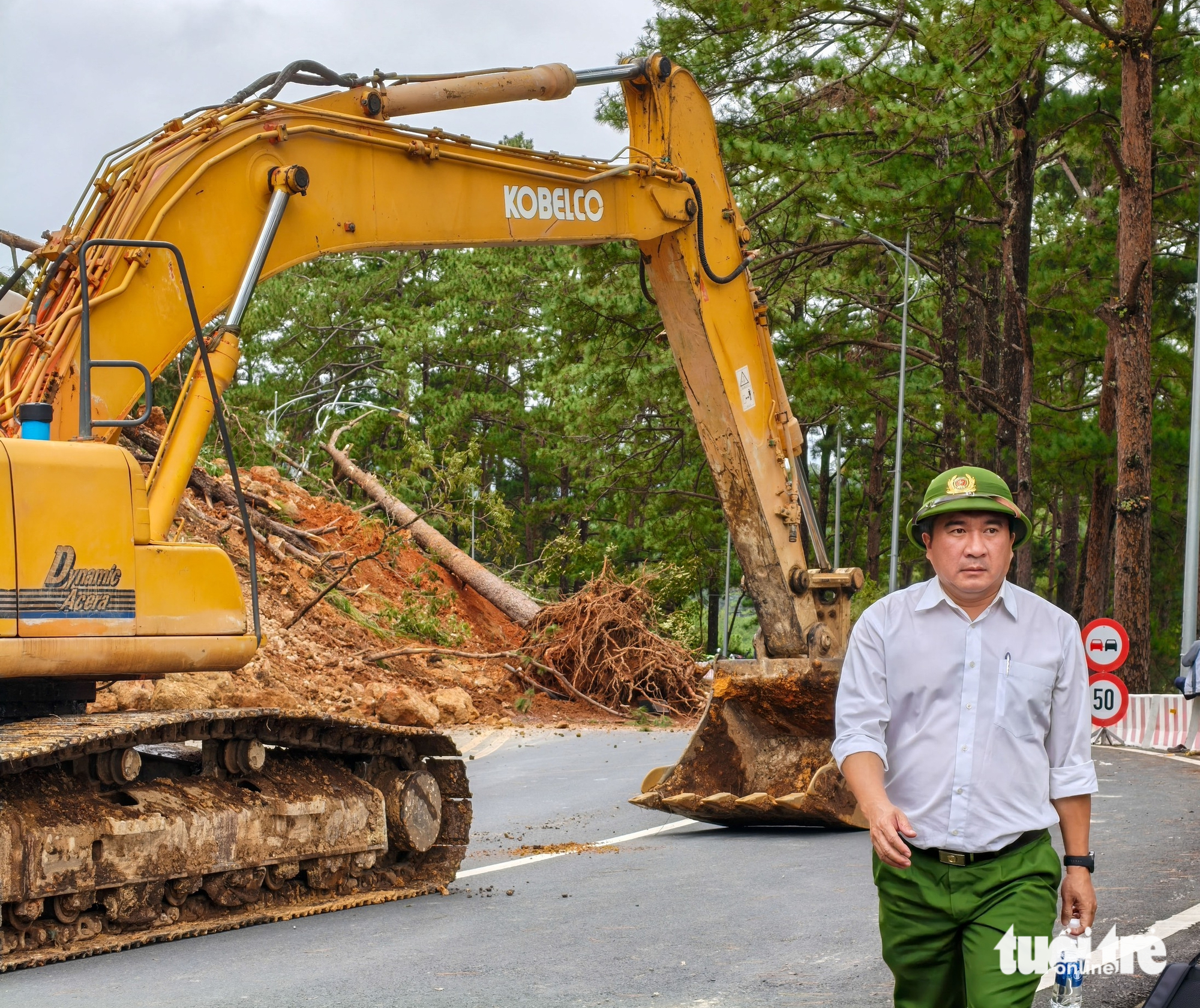 普伦山口路面被山体滑坡掩埋的近距离画面