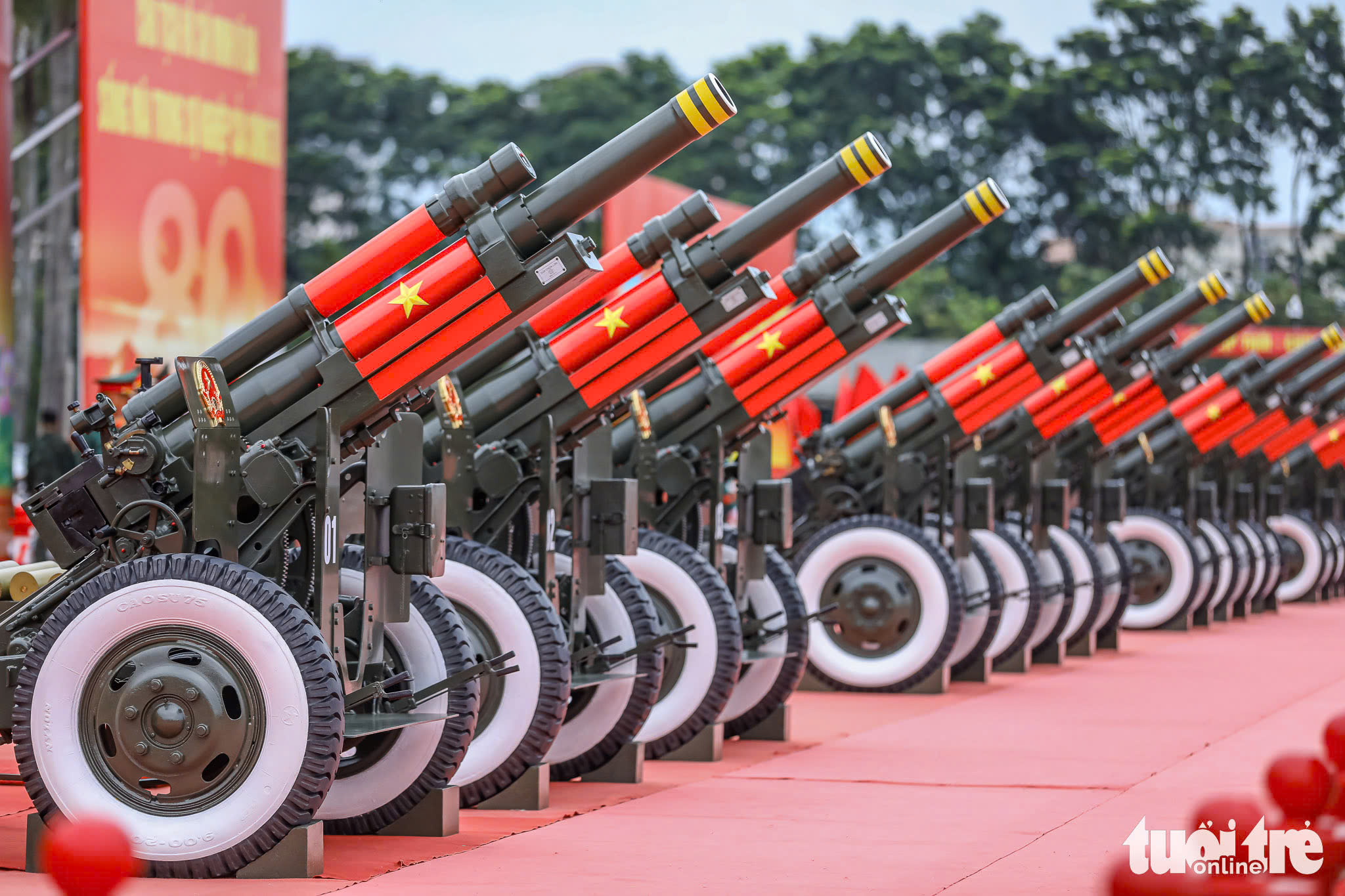 美亭体育场鸣炮，开启阅兵游行合练序幕