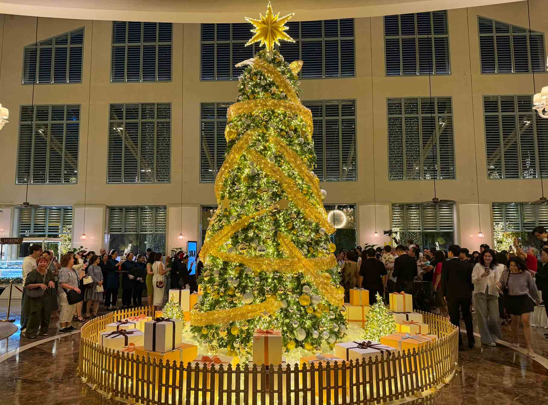 胡志明市热闹准备年末节日季