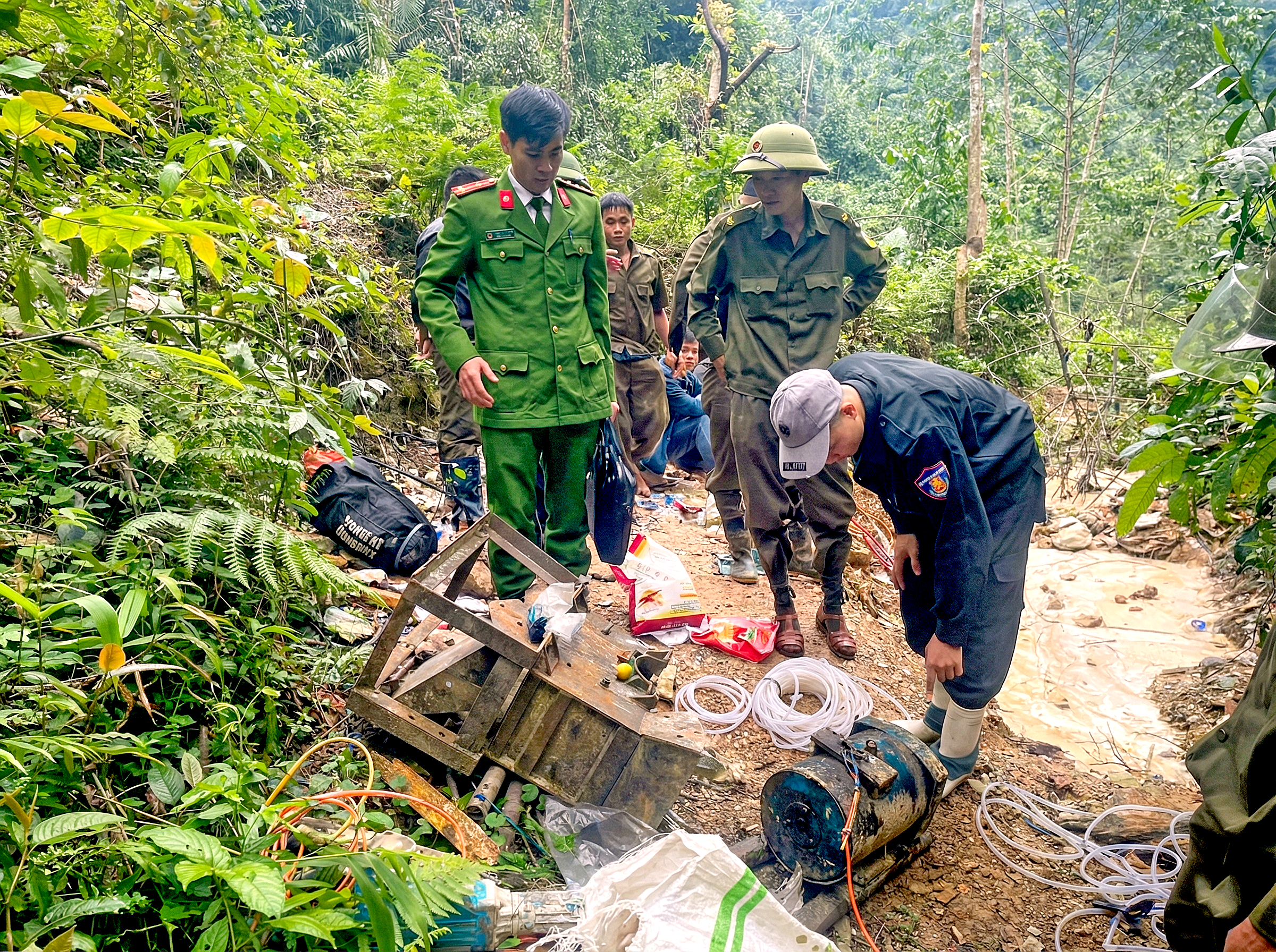 在河静省非法采金点没收工具