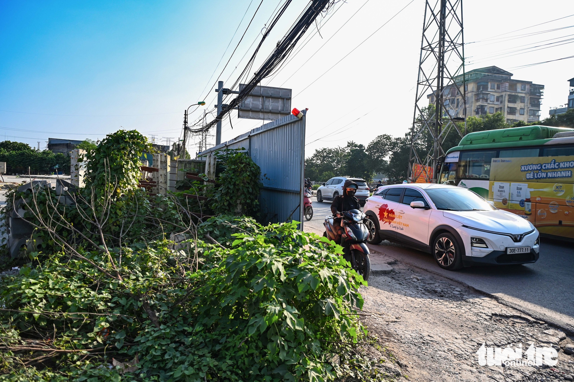 连接三条环线的道路在扩建9年后依然凌乱，居民因灰尘和垃圾感到窒息