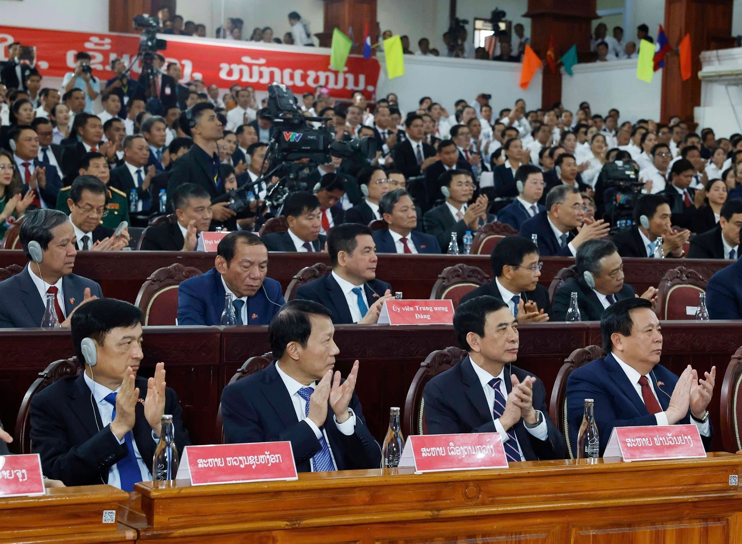 苏林总书记在老挝发表政策讲话