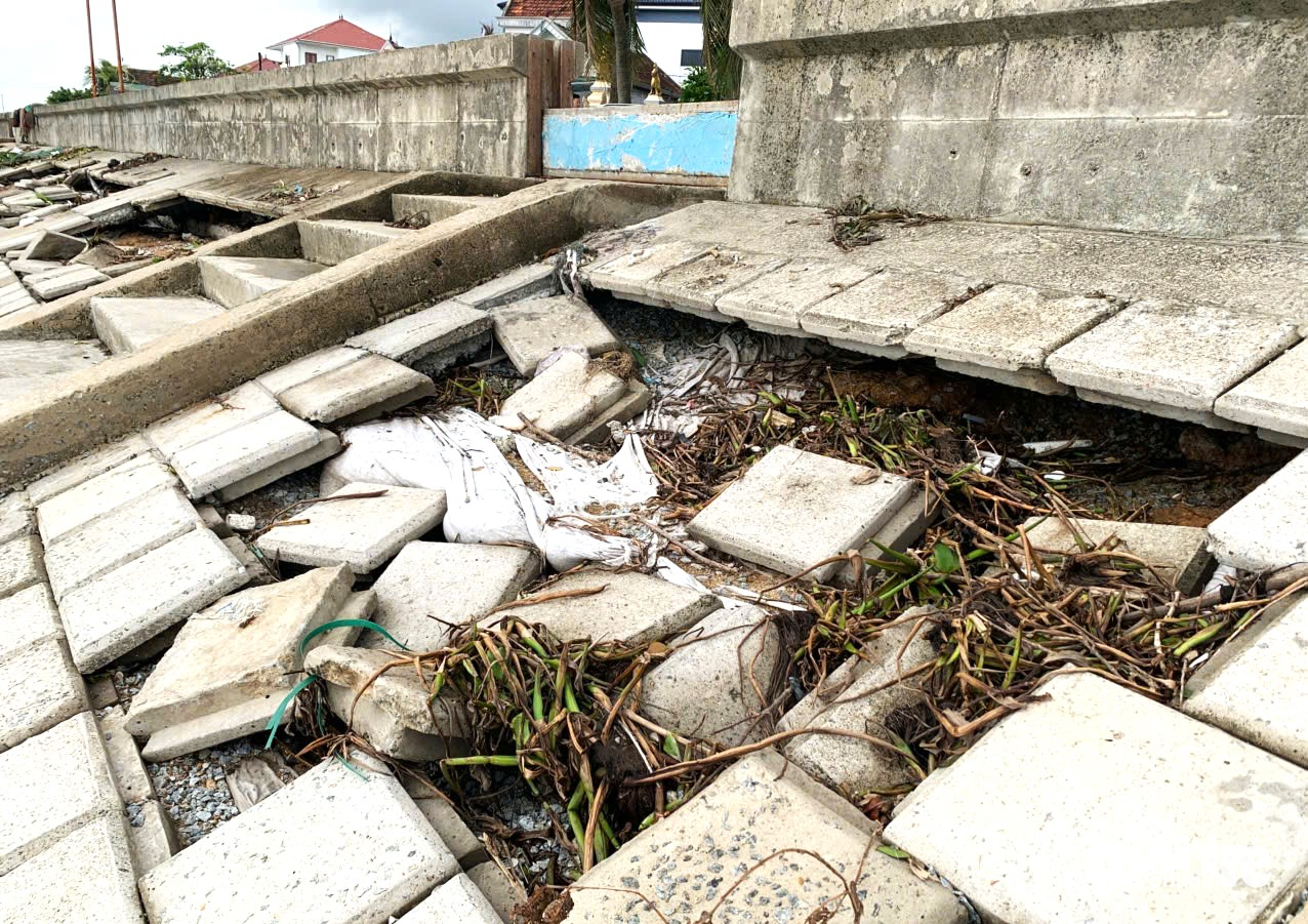 数百米防波堤因第五号台风严重滑坡和损坏