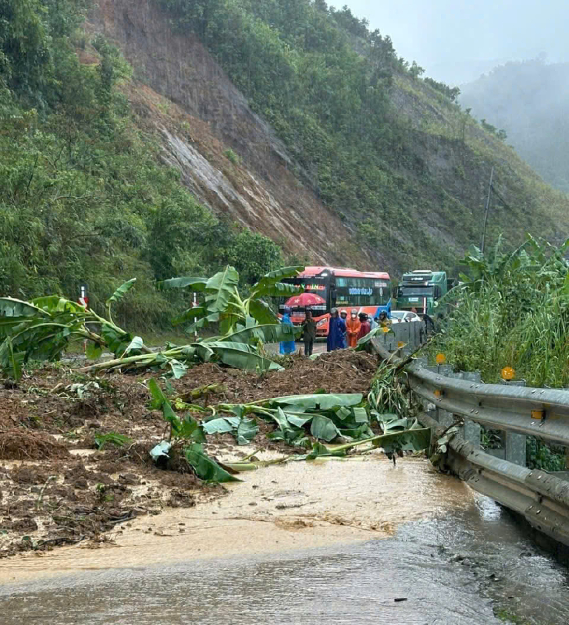 弹簧山口滑坡,交通瘫痪