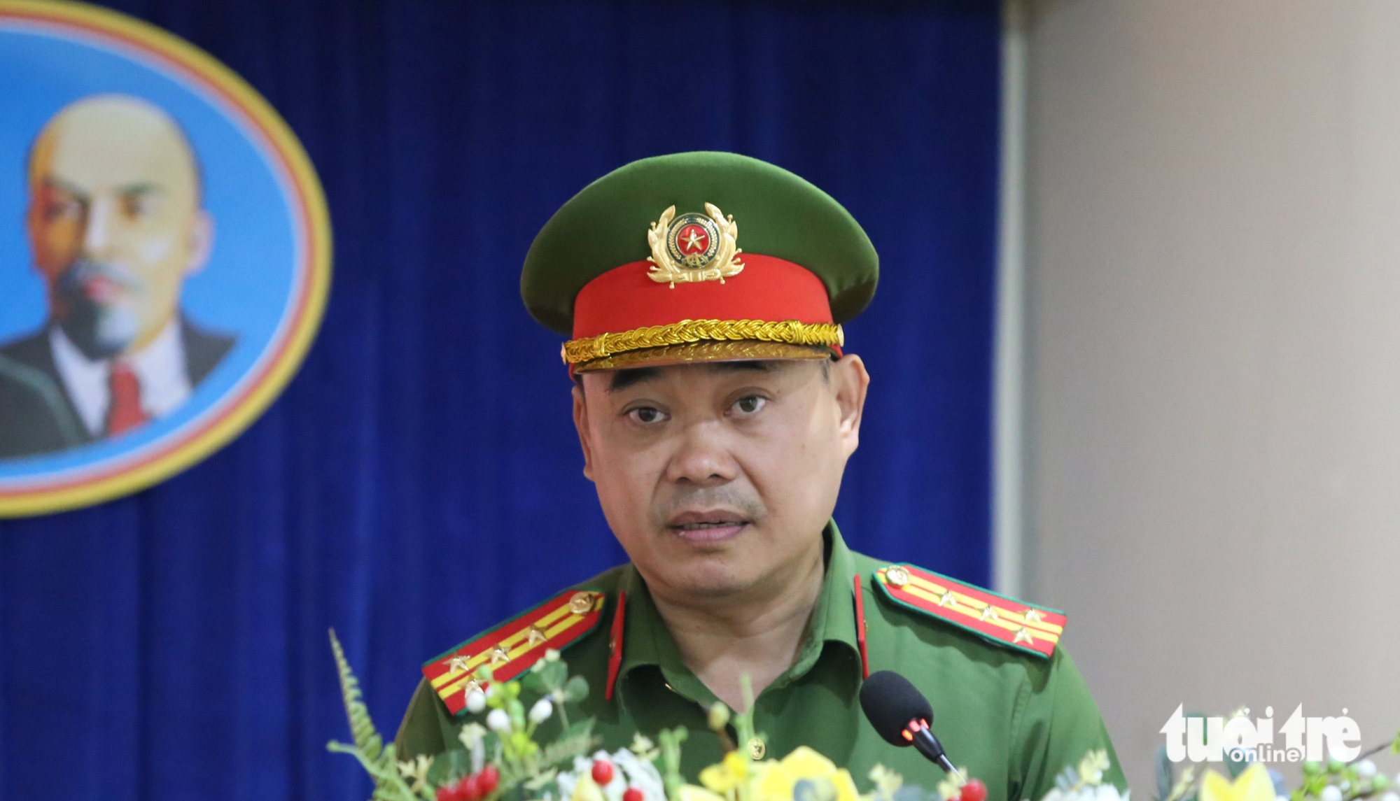如果卡车在西贡河隧道内相撞起火，消防警察将如何处理？