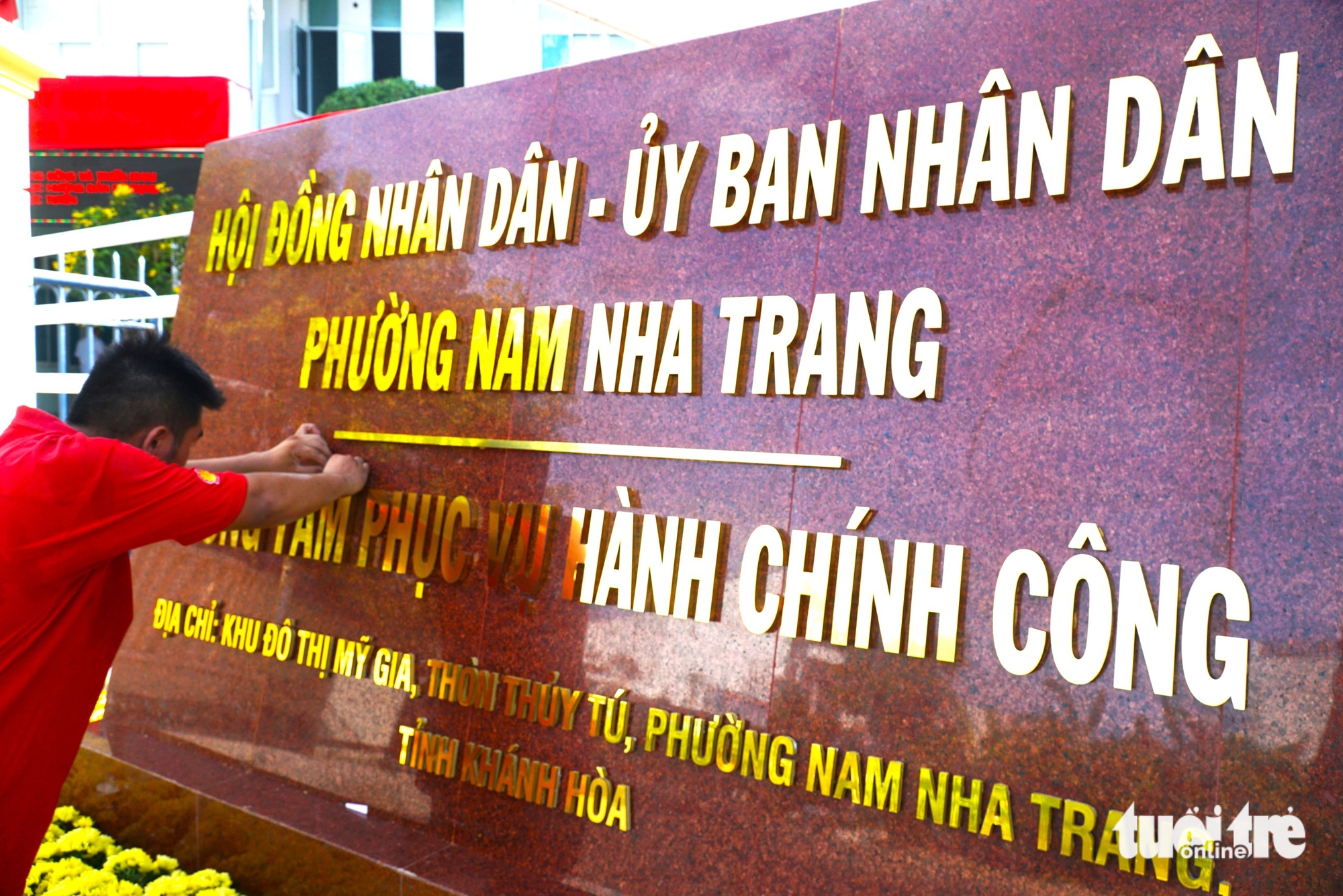 芽庄的新区开始安装新办公地点的标牌