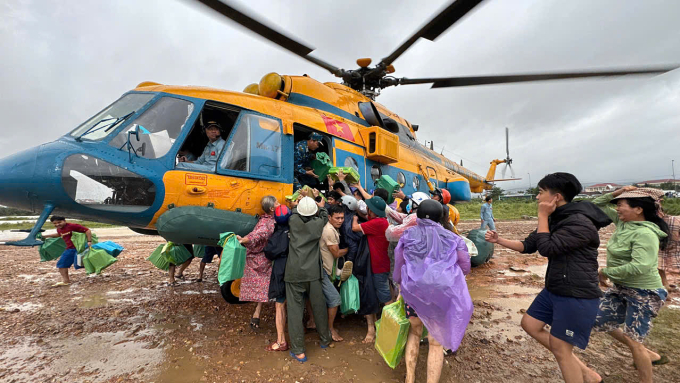 9架直升机向达勒克洪水区运送货物