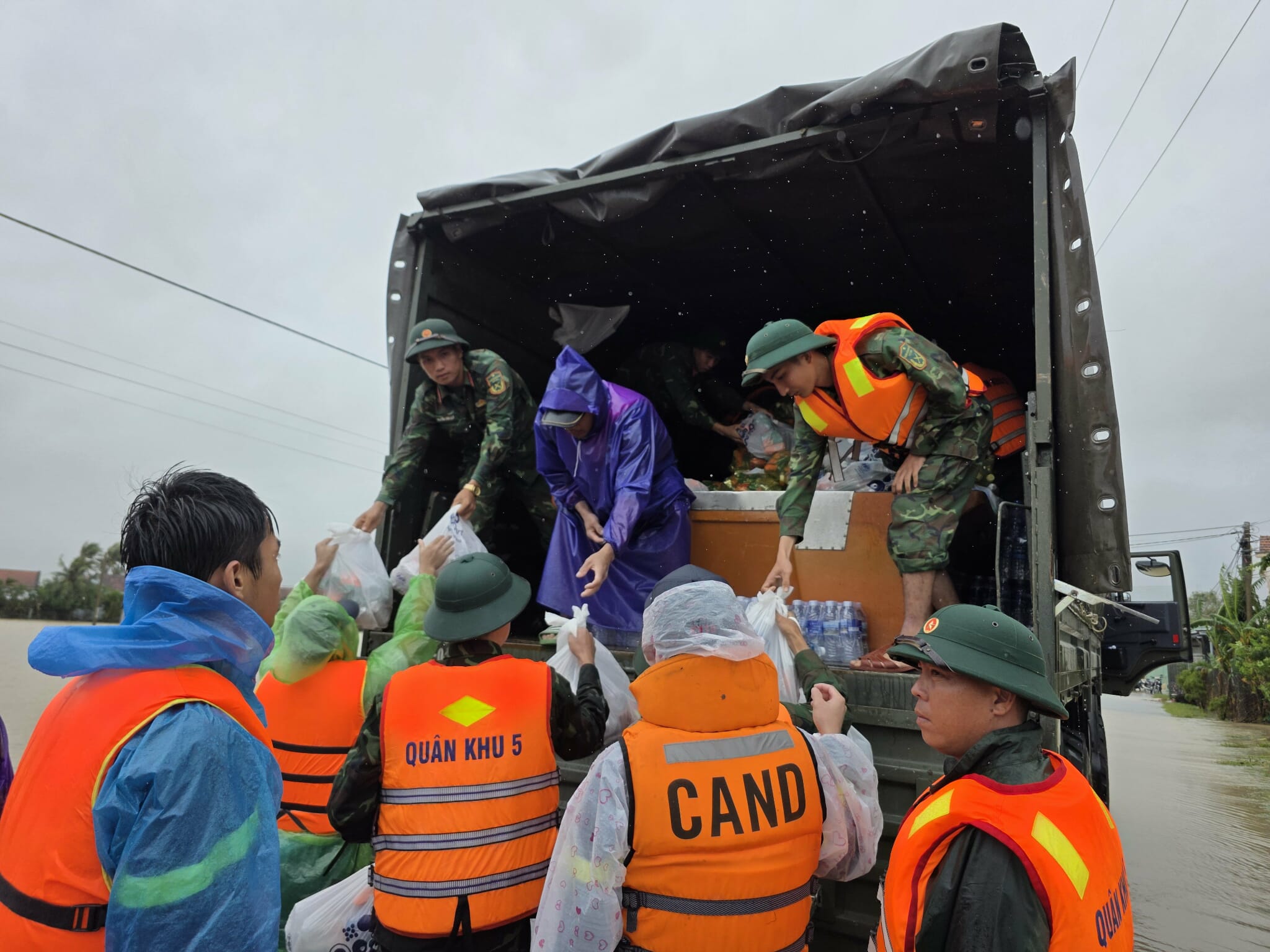 40名施工志盛-云峰高速公路的工人被困洪水中，缺乏粮食和饮用水