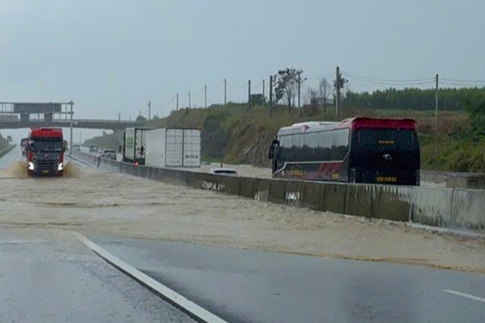 林同省高速公路因洪水、滑坡而封闭