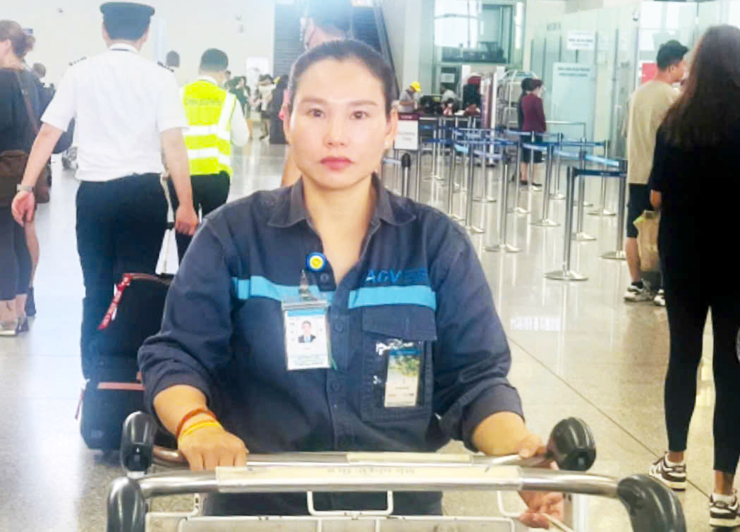 看到500万韩元遗忘物，内排机场女推车员工立即归还给韩国客人