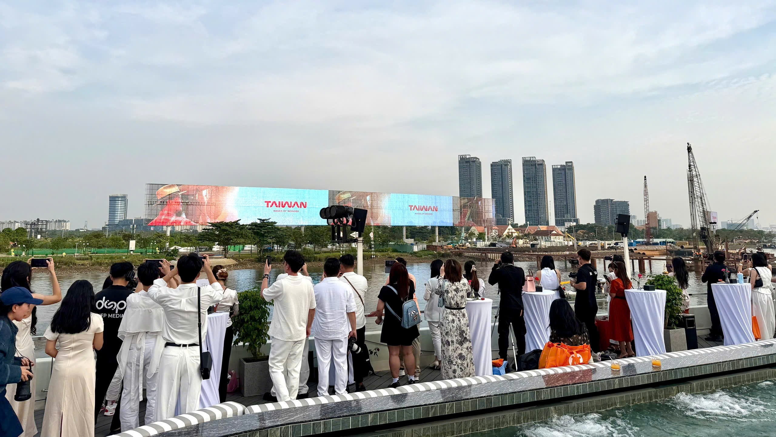 台湾在西贡河游轮上公布旅游大使