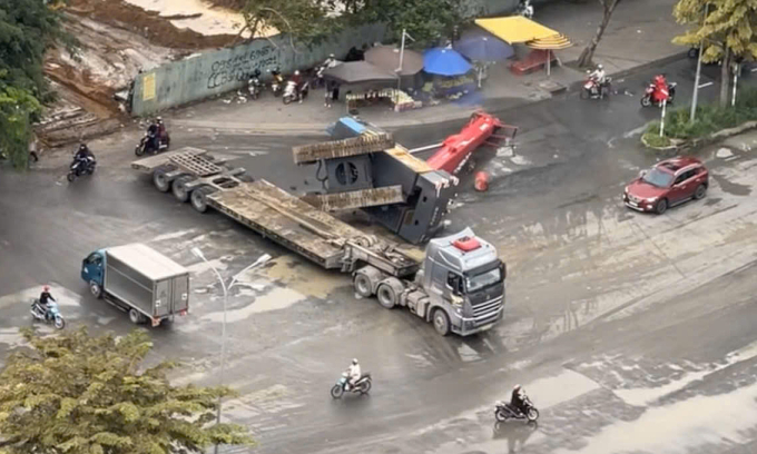 40吨起重机在胡志明市交叉路口翻倒