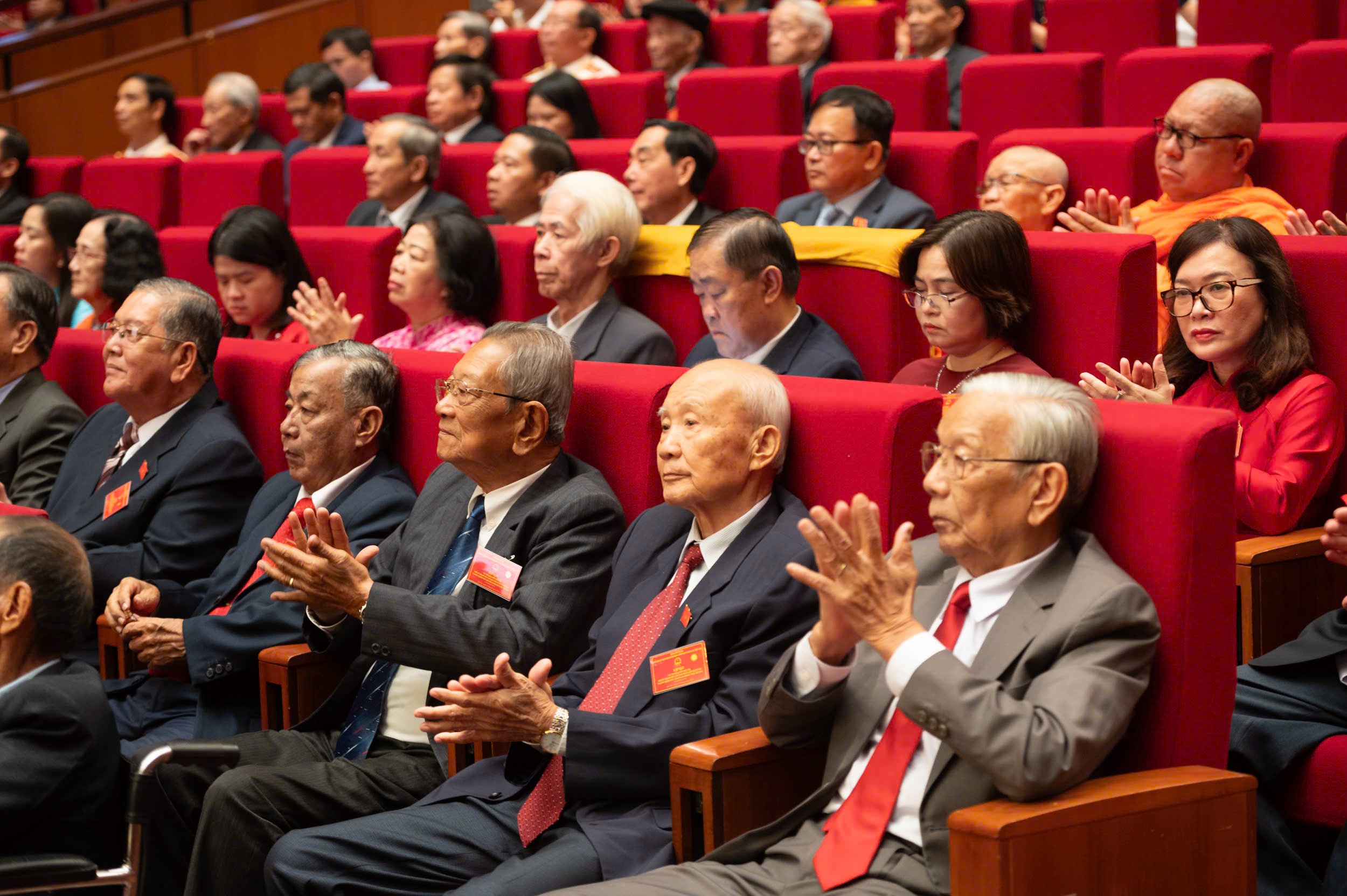 总书记苏林首次会见历届国会代表