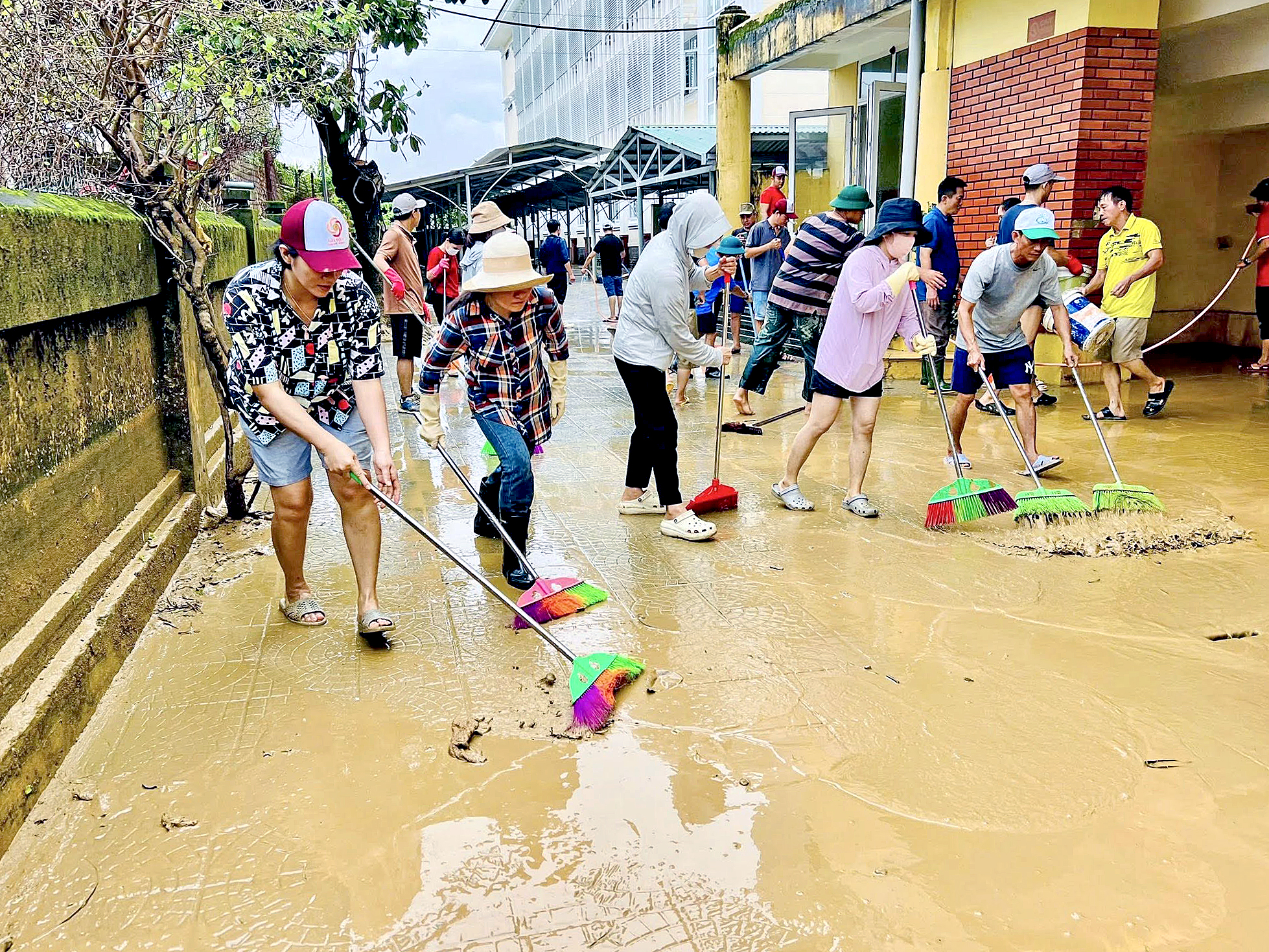中部师生在洪水过后奋力恢复