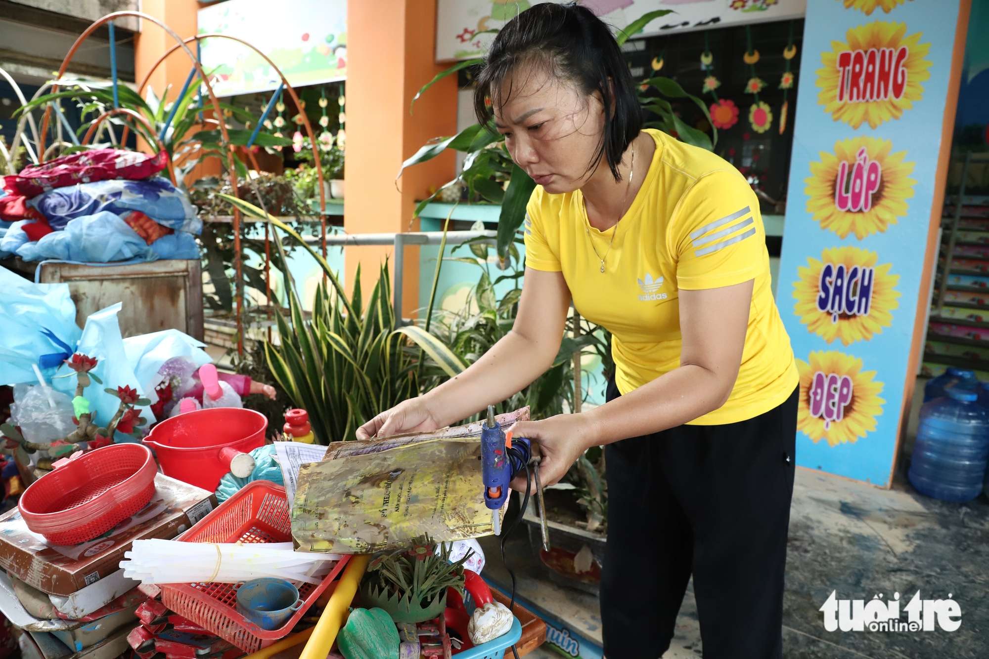老师们搁置家务，在洪水后涉泥清理学校